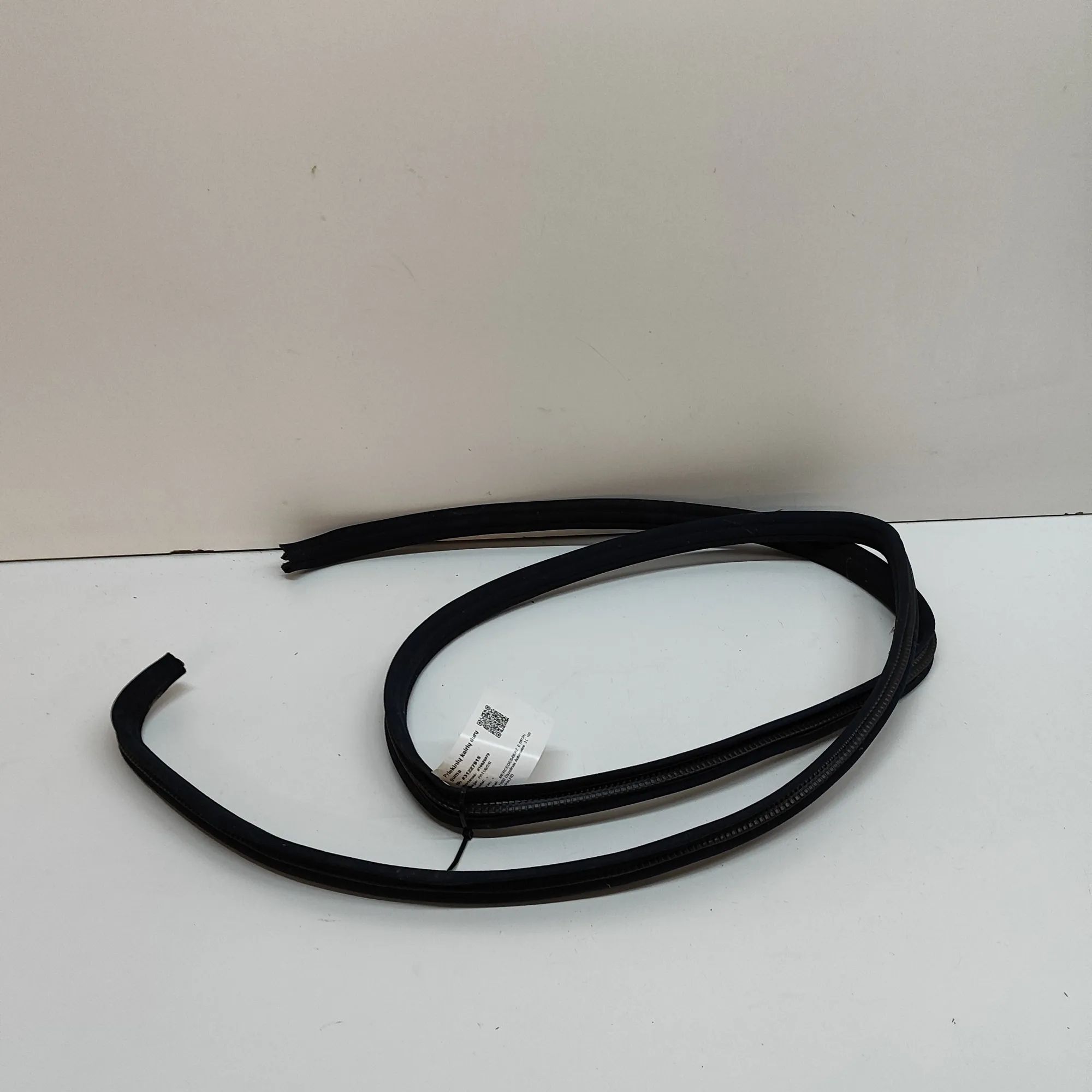 Mercedes-Benz 200 - 500 / E (W124) Door rubber seal — front left Door rubber seal — front left — MERCEDES BENZ E...