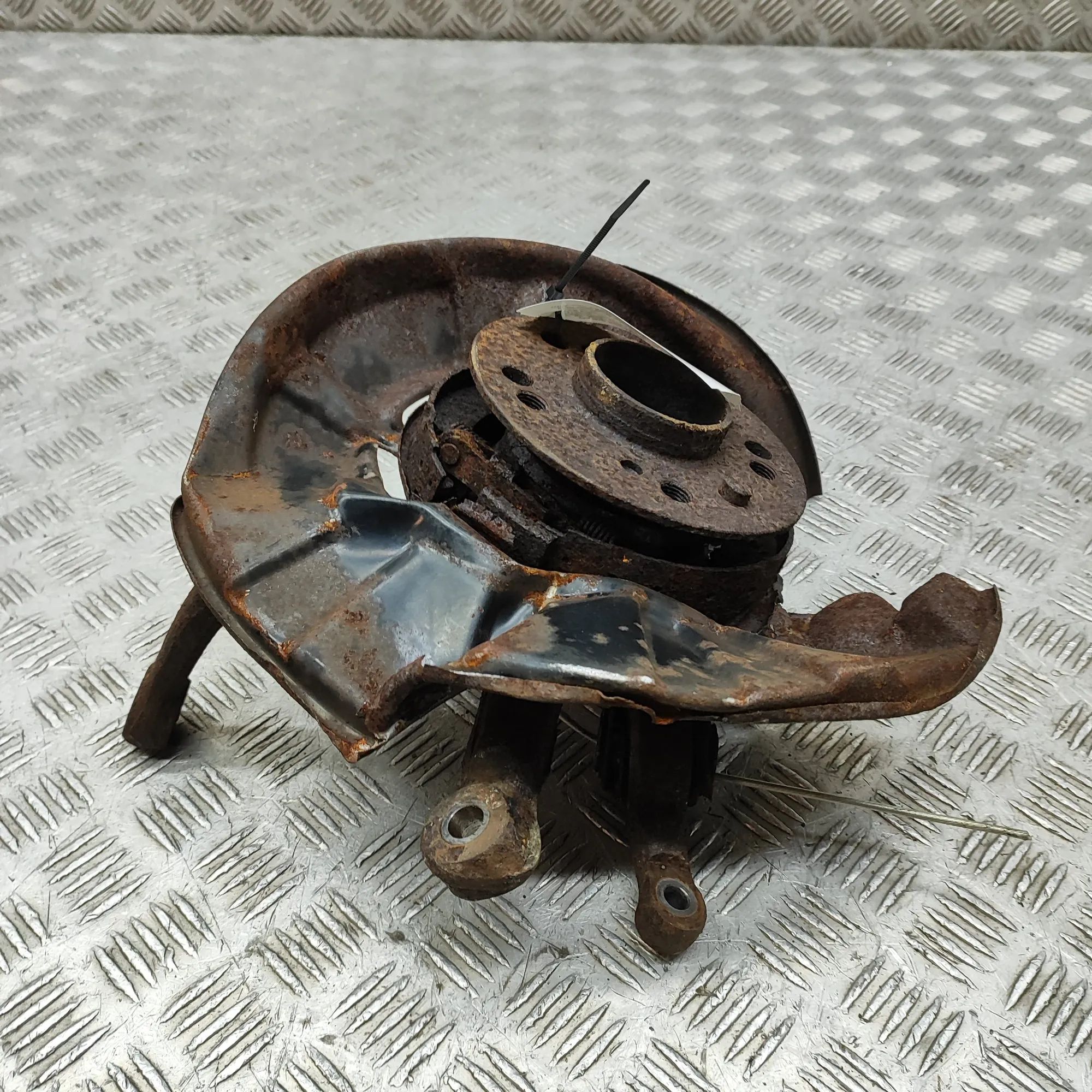Mercedes-Benz 200 - 500 / E (W124) Rear Left Wheel Hub Spindle Rear Left Wheel Hub Spindle — MERCEDES BENZ S-C...