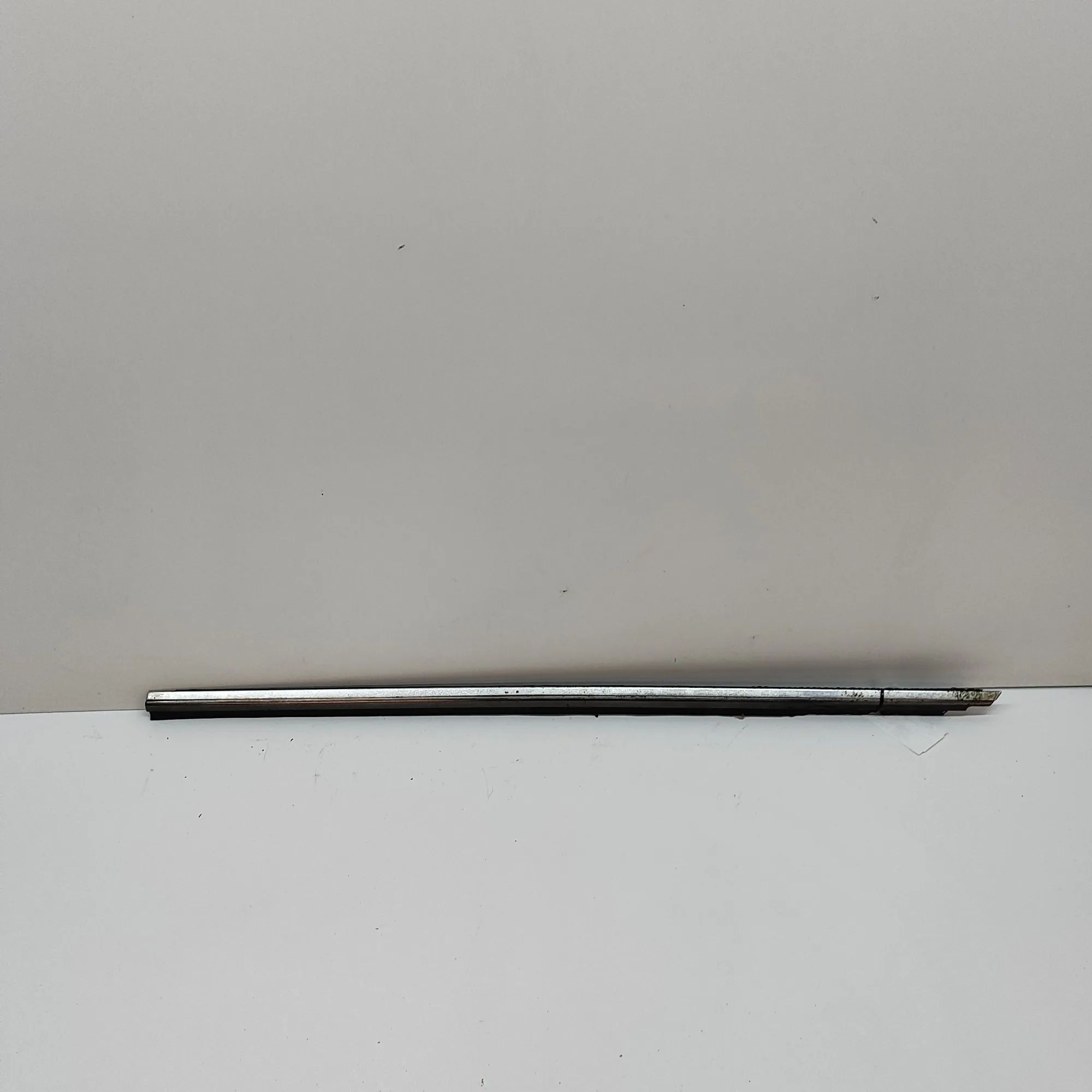 Mercedes-Benz 200 - 500 / E (W124) Door window strip — front left Door window strip — front left — MERCEDES BENZ ...