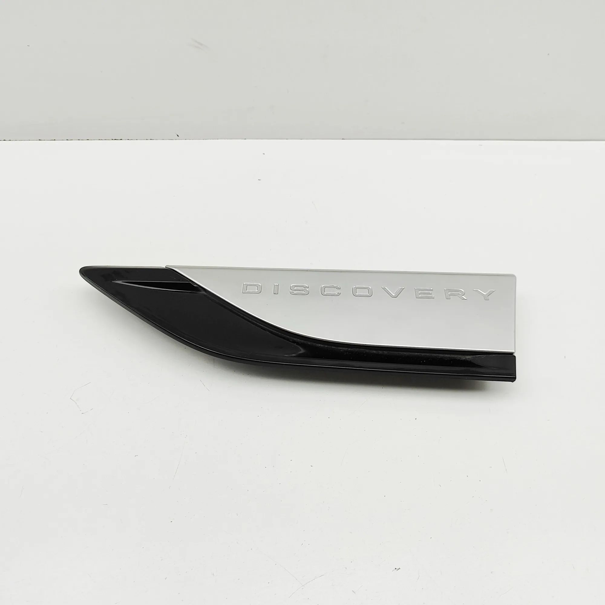 Land Rover Discovery Wing emblem — left Wing emblem — left — LAND ROVER DISCOVERY V L46...
