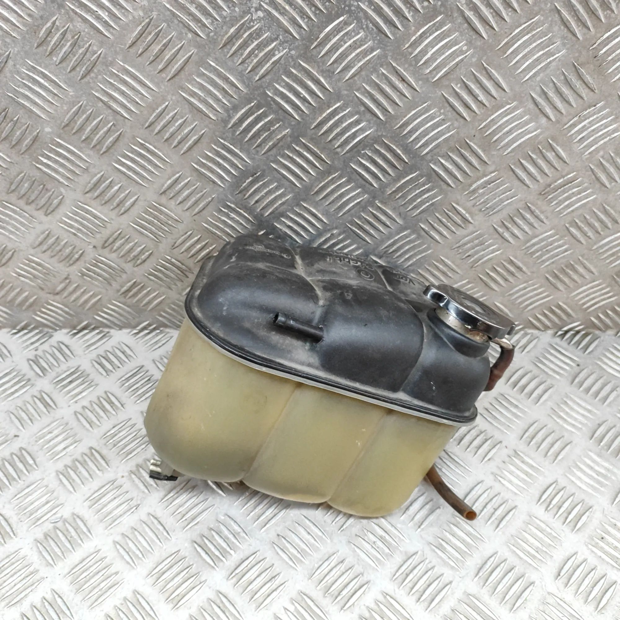 Mercedes-Benz 200 - 500 / E (W124) Expansion Tank Expansion tank — MERCEDES BENZ S-CLASS (W140) (...