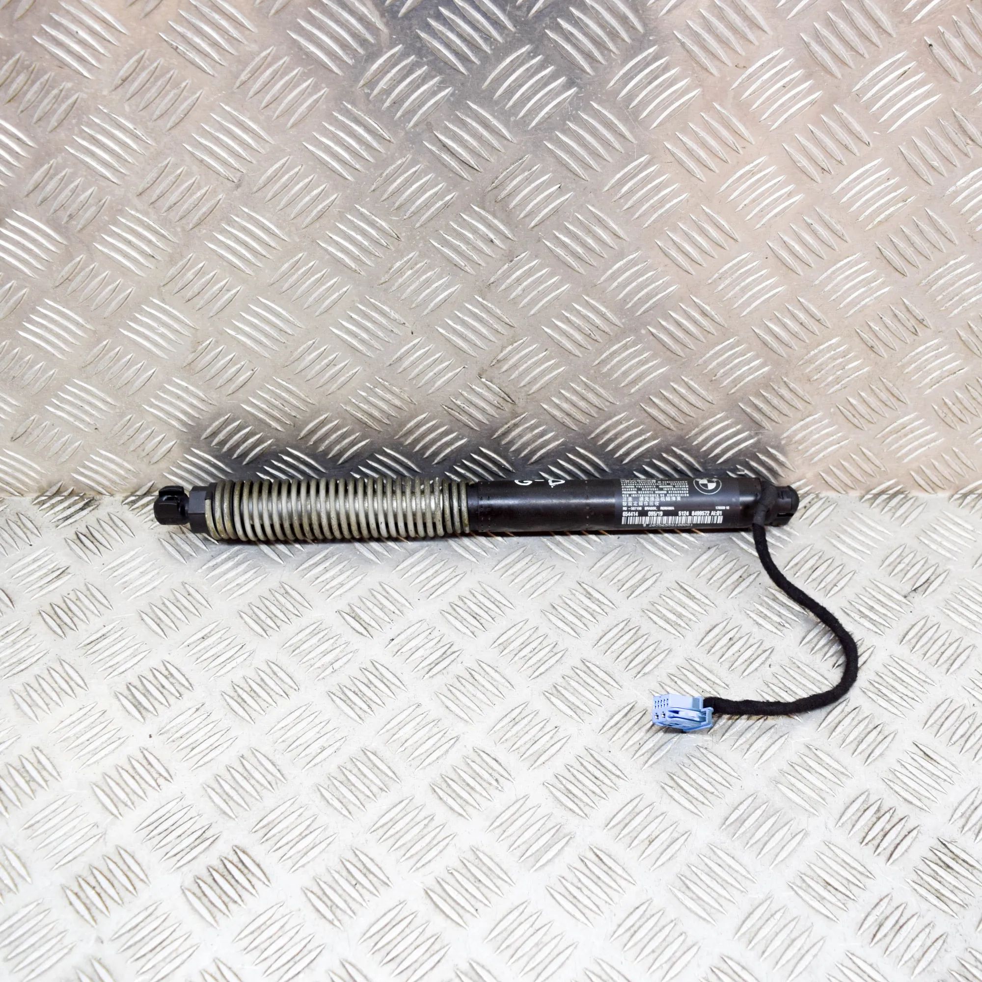 BMW 7 (G11 / G12) Right Side Tailgate Gas Strut Right Side Tailgate Gas Strut — BMW 7 G11, G12 ...