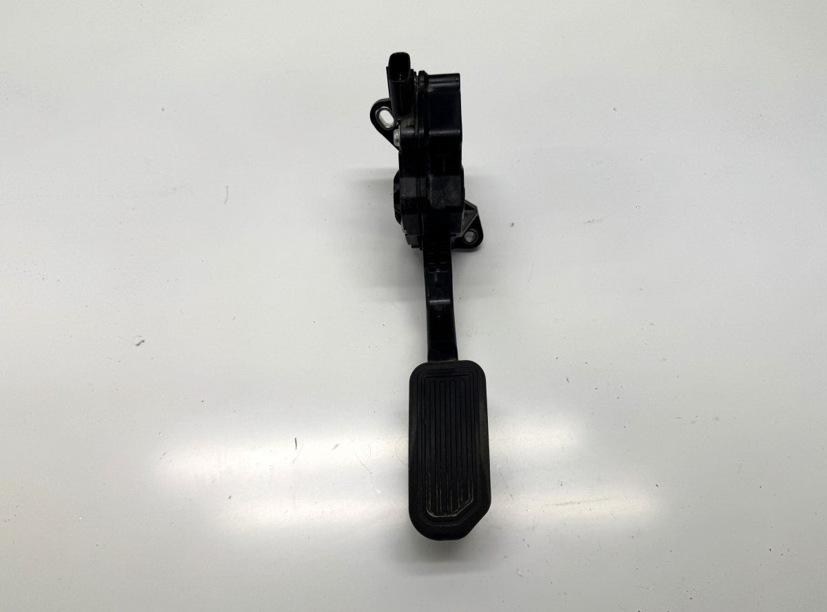 Toyota RAV4 (XA30) Accelerator Pedal Accelerator pedal — TOYOTA RAV 4 IV (XA40) (201...