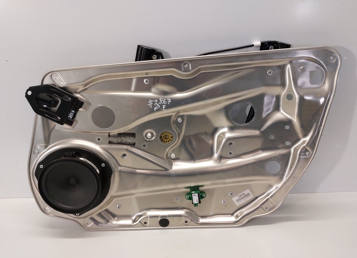 Mercedes-Benz A (W176) Front right window regulator mechanism Front right window regulator mechanism — MERCED...