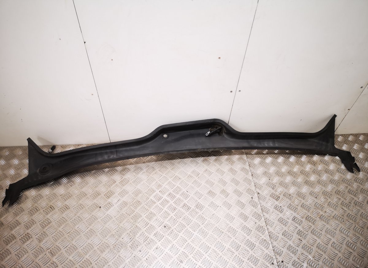 BMW 7 (E65 / E66 / E67 / E68) Windscreen wiper cowl