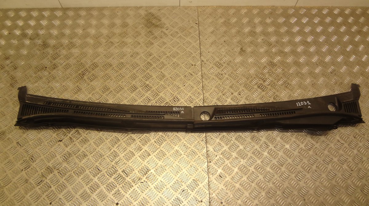 Suzuki Grand Vitara Windscreen wiper cowl