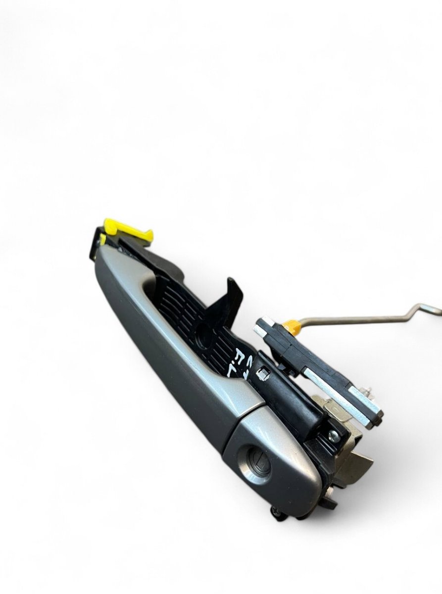 Toyota Avensis (T27) Exterior door handle — front left Exterior door handle — front left — TOYOTA AVEN...
