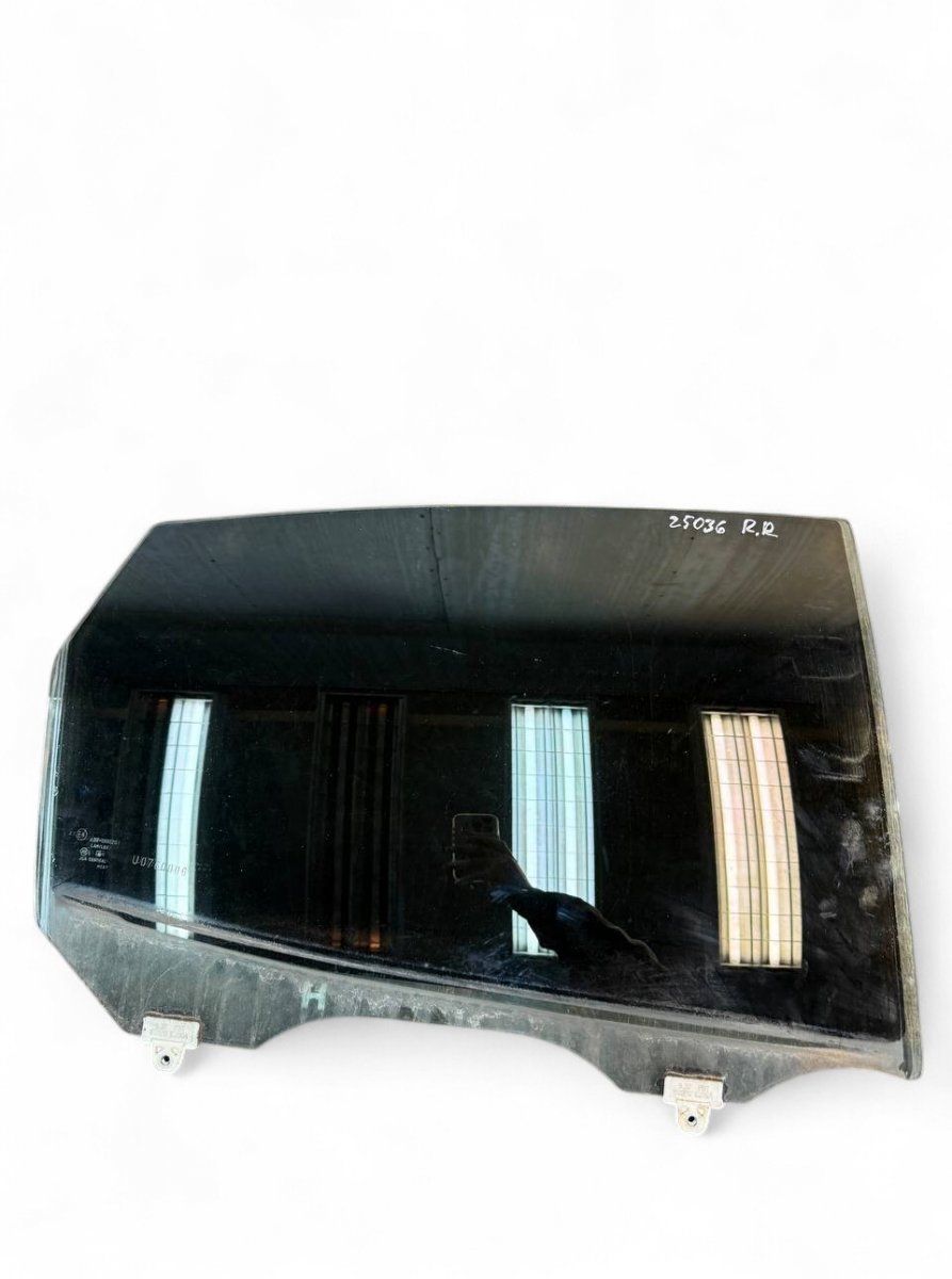 Infiniti M / Q70 (Y51) Door window glass — rear right Door window glass — rear right — INFINITI M IV ...