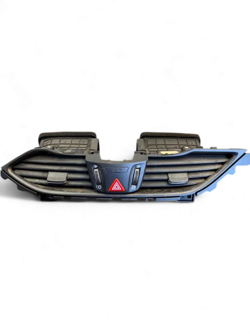 Hyundai i30 Centre air vent — front Centre air vent — front — HYUNDAI i30 III (PD) ...