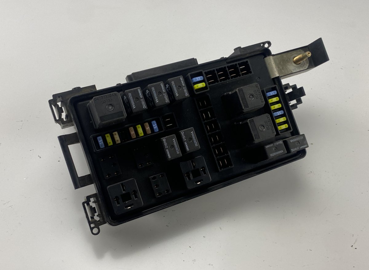 Chrysler 300C Fuse box Fuse box — CHRYSLER 300C I (2004-2010) — P05087...