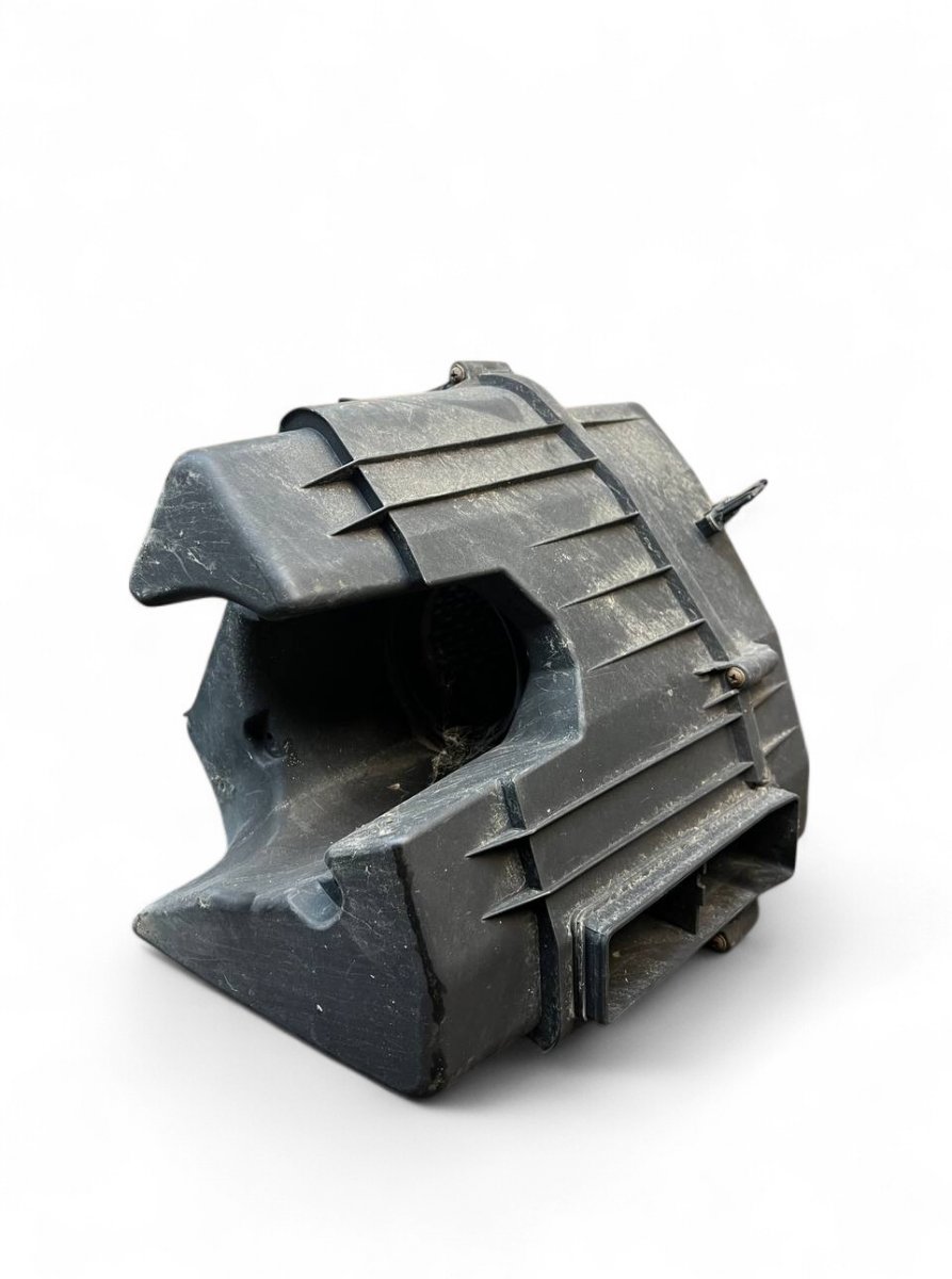 Audi A8 (D3) Air filter housing Air filter housing — AUDI A8 (4E) (2002-2010)

...