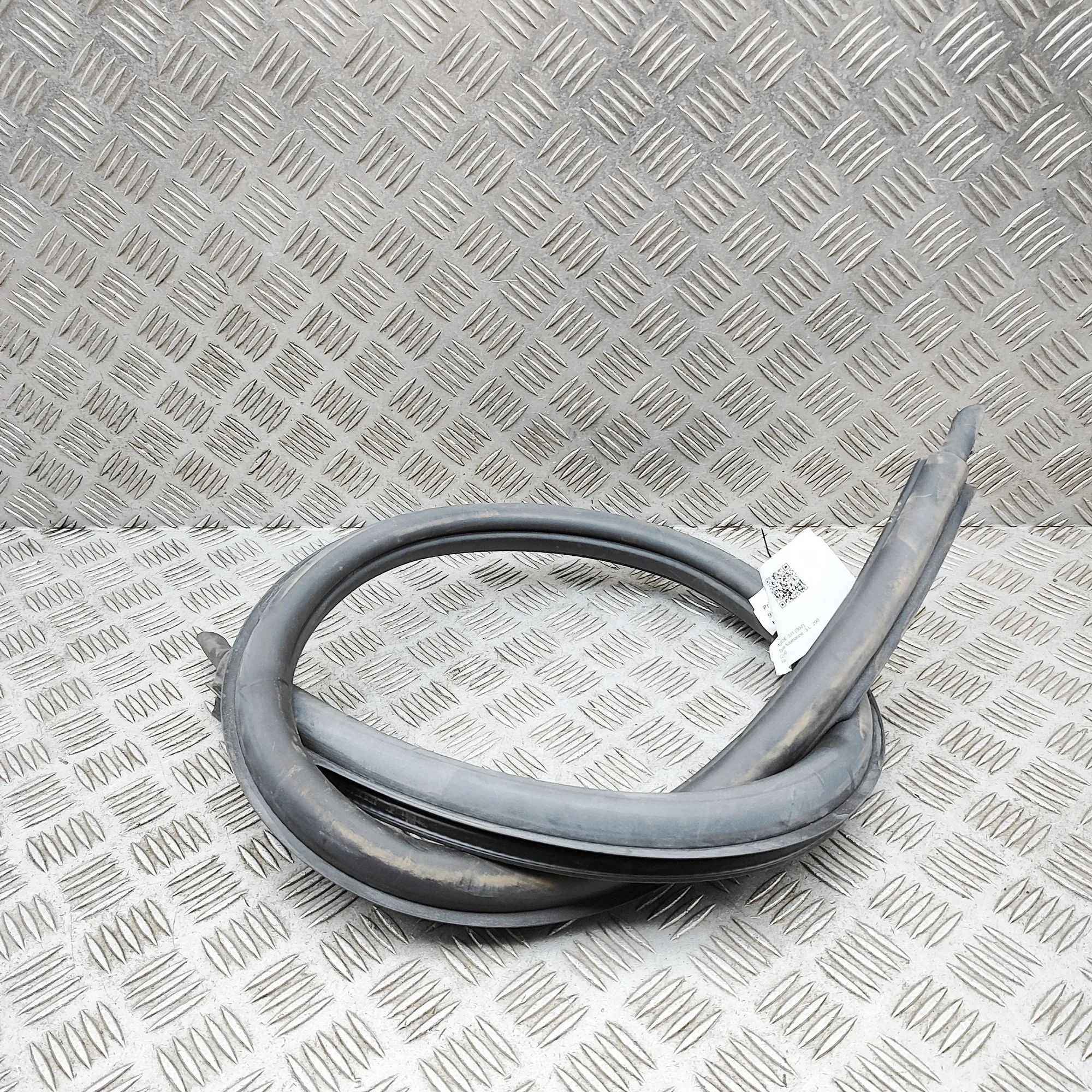 Porsche 911 (992) Door rubber seal — front left Door rubber seal — front left — PORSCHE 911 (99...