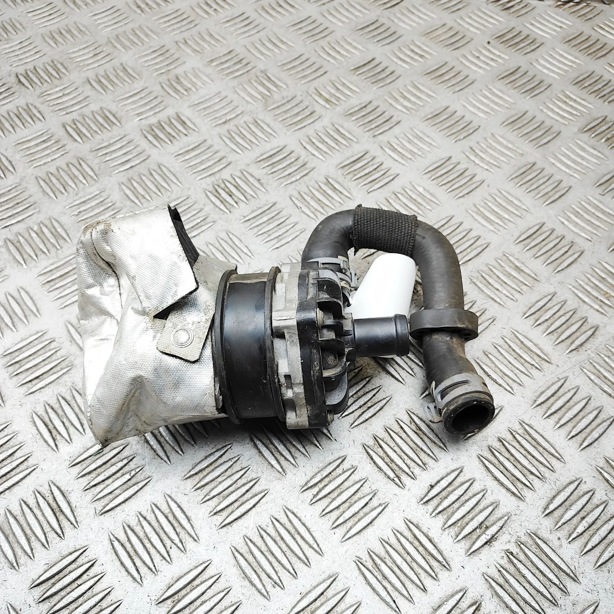 Porsche Cayenne Auxiliary Water Pump Auxiliary Water Pump — PORSCHE CAYENNE (Coupe 9...