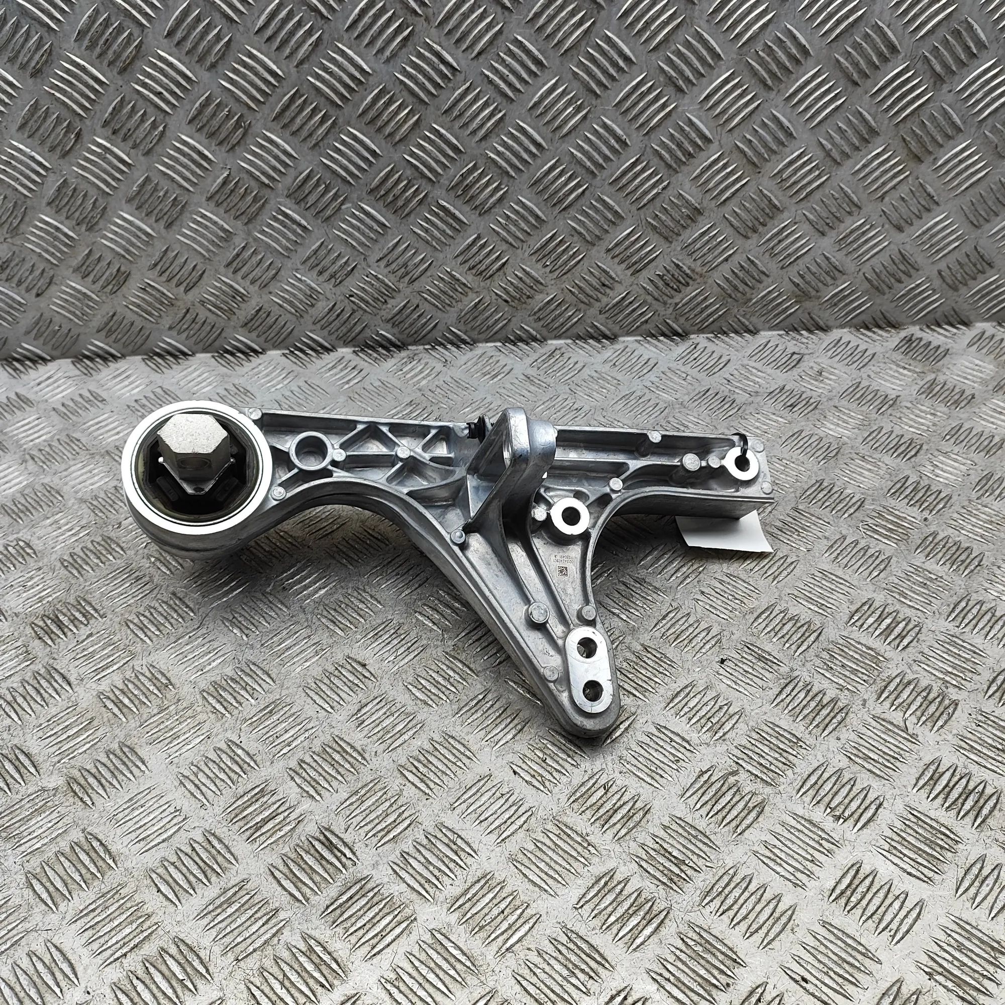 Porsche Macan (XAB) Right Side Engine Bracket Right Side Engine Bracket — PORSCHE MACAN (XAB)...