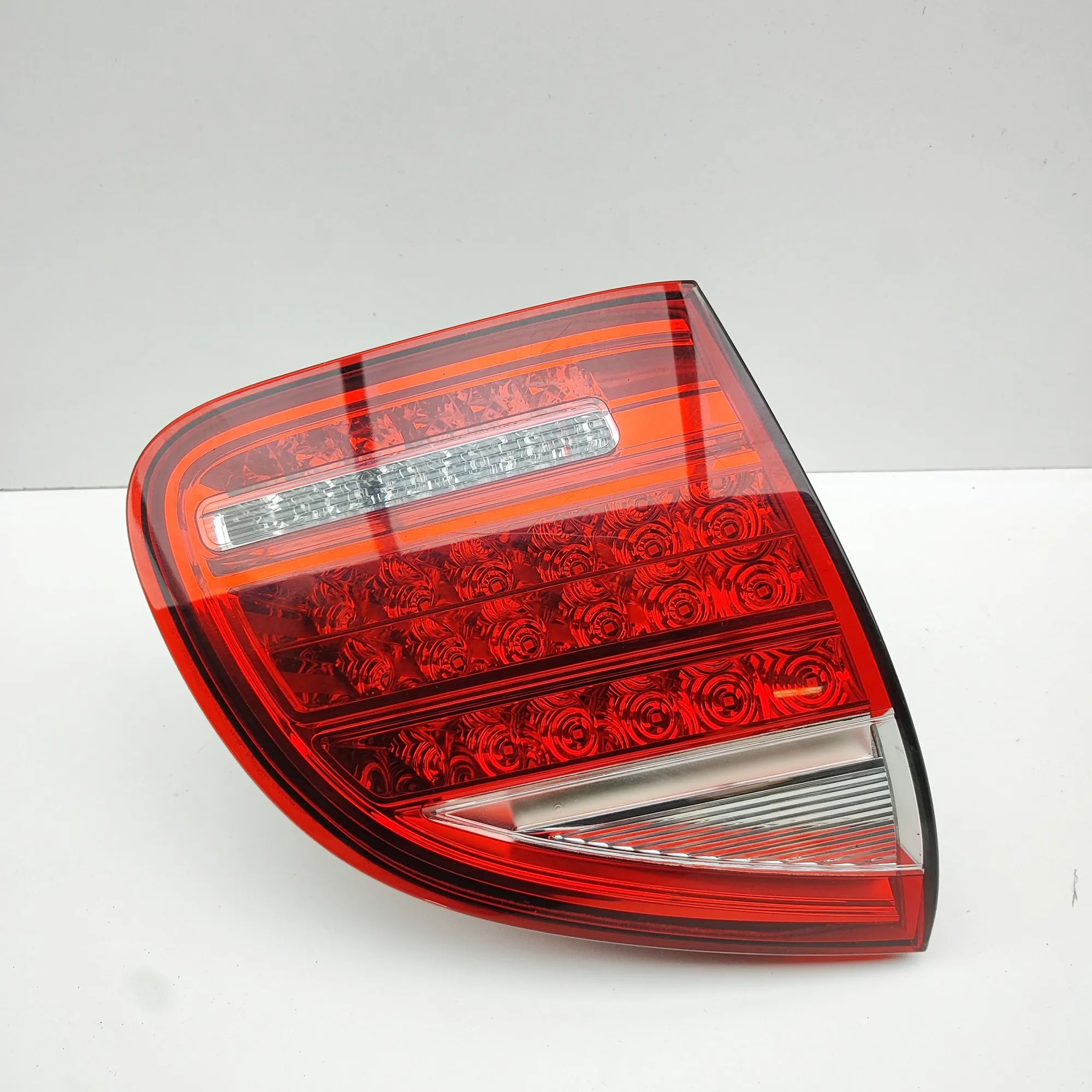 Porsche Cayenne Left Side Tailgate Tail Light Left Side Tailgate Tail Light — PORSCHE CAYENNE...