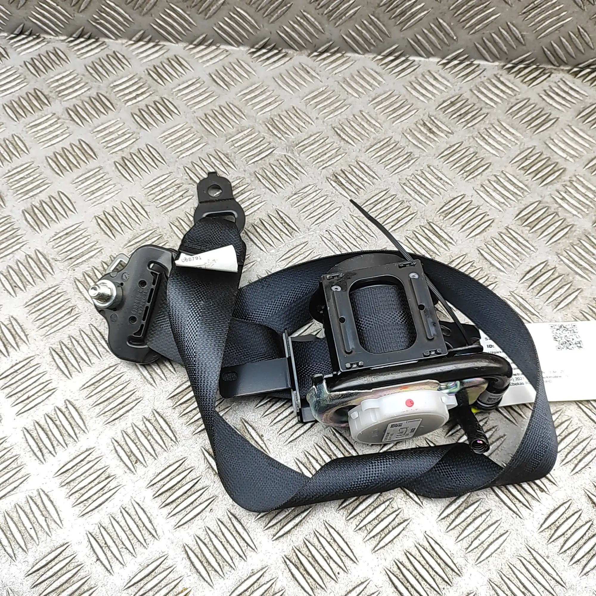 Nissan Leaf Front Left Seatbelt Front Left Seatbelt — NISSAN LEAF (ZE1) (2017-....