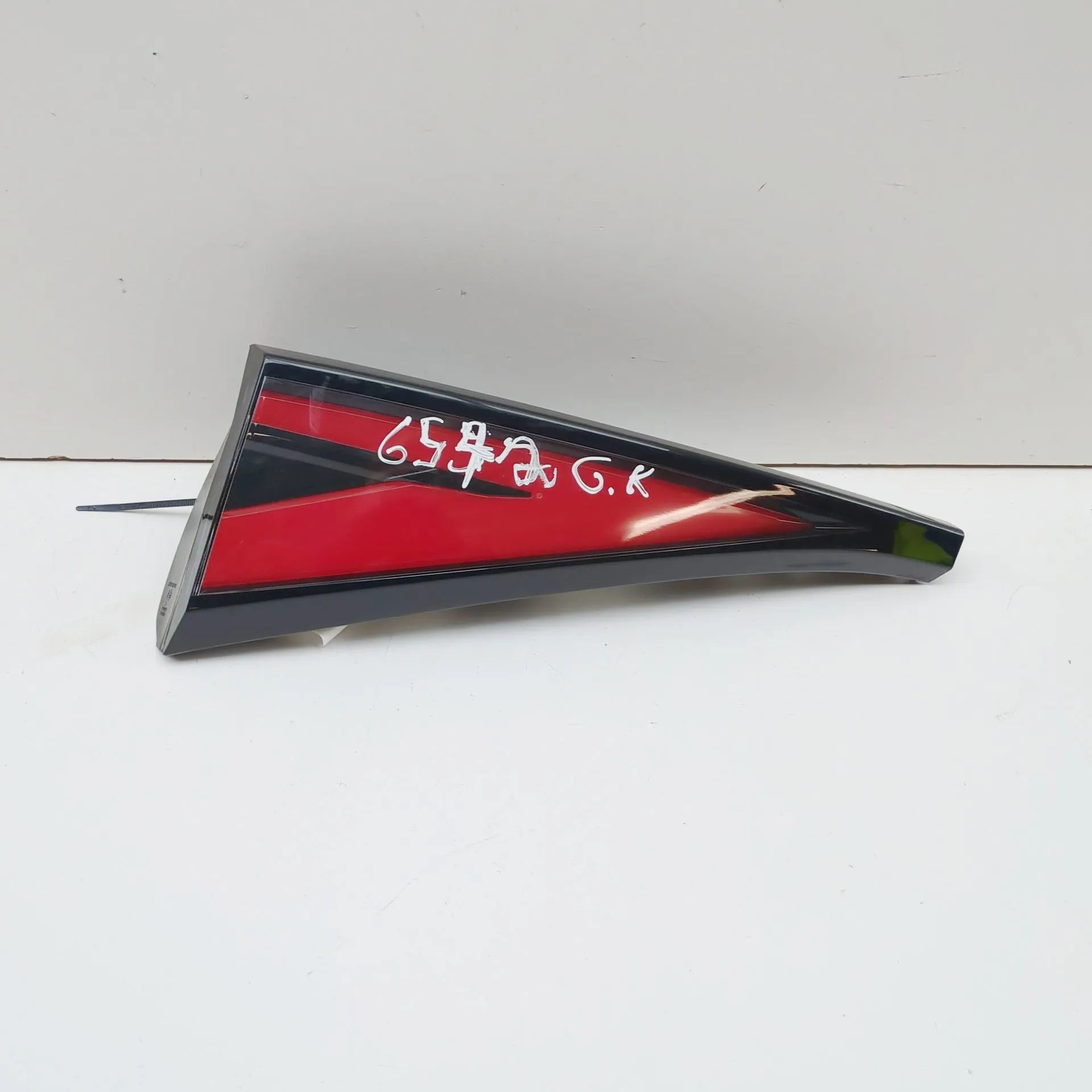 Kia Sportage Left Side Tailgate Tail Light Left Side Tailgate Tail Light — KIA SPORTAGE (V...