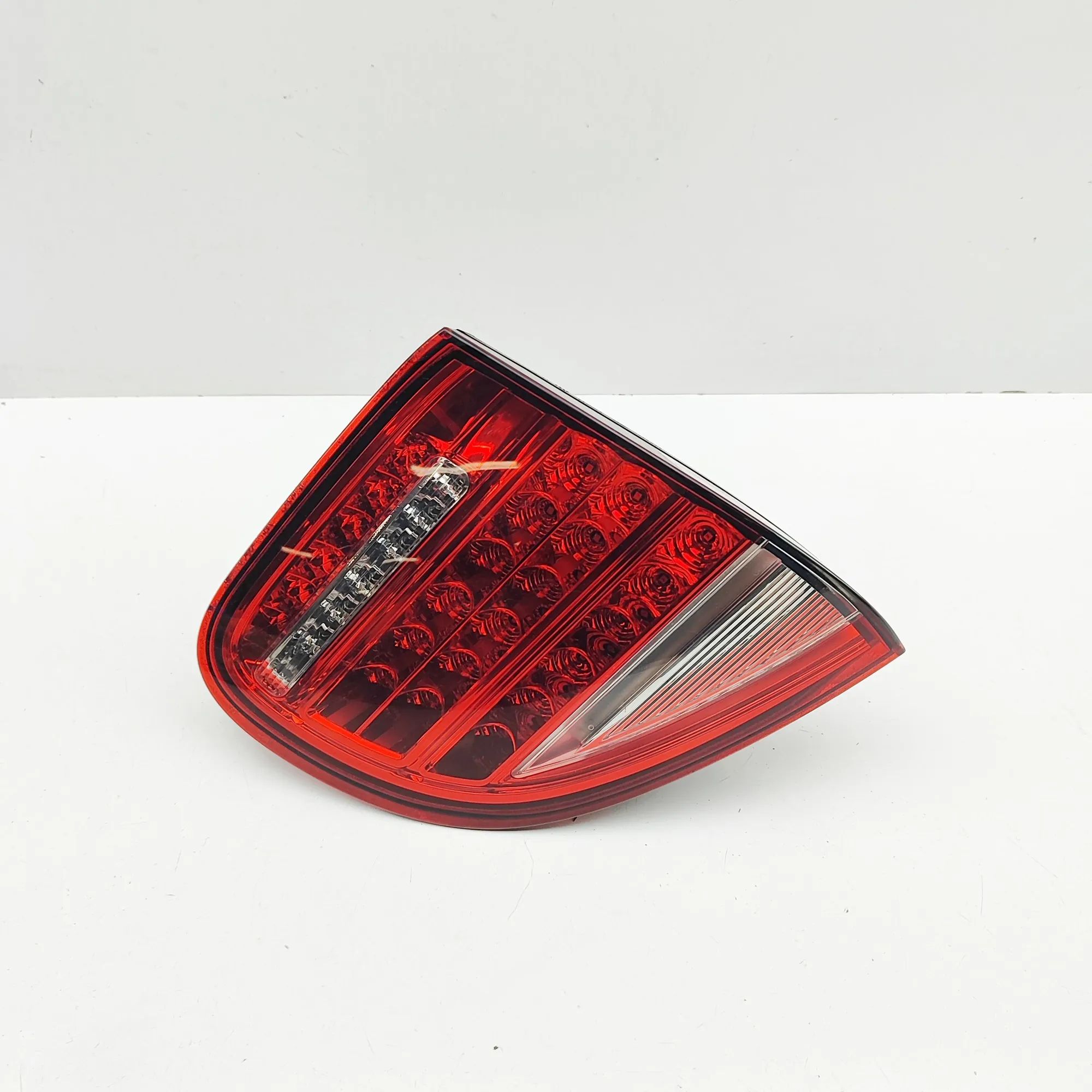 Porsche Cayenne Left Side Tailgate Tail Light Left Side Tailgate Tail Light — PORSCHE CAYENNE...