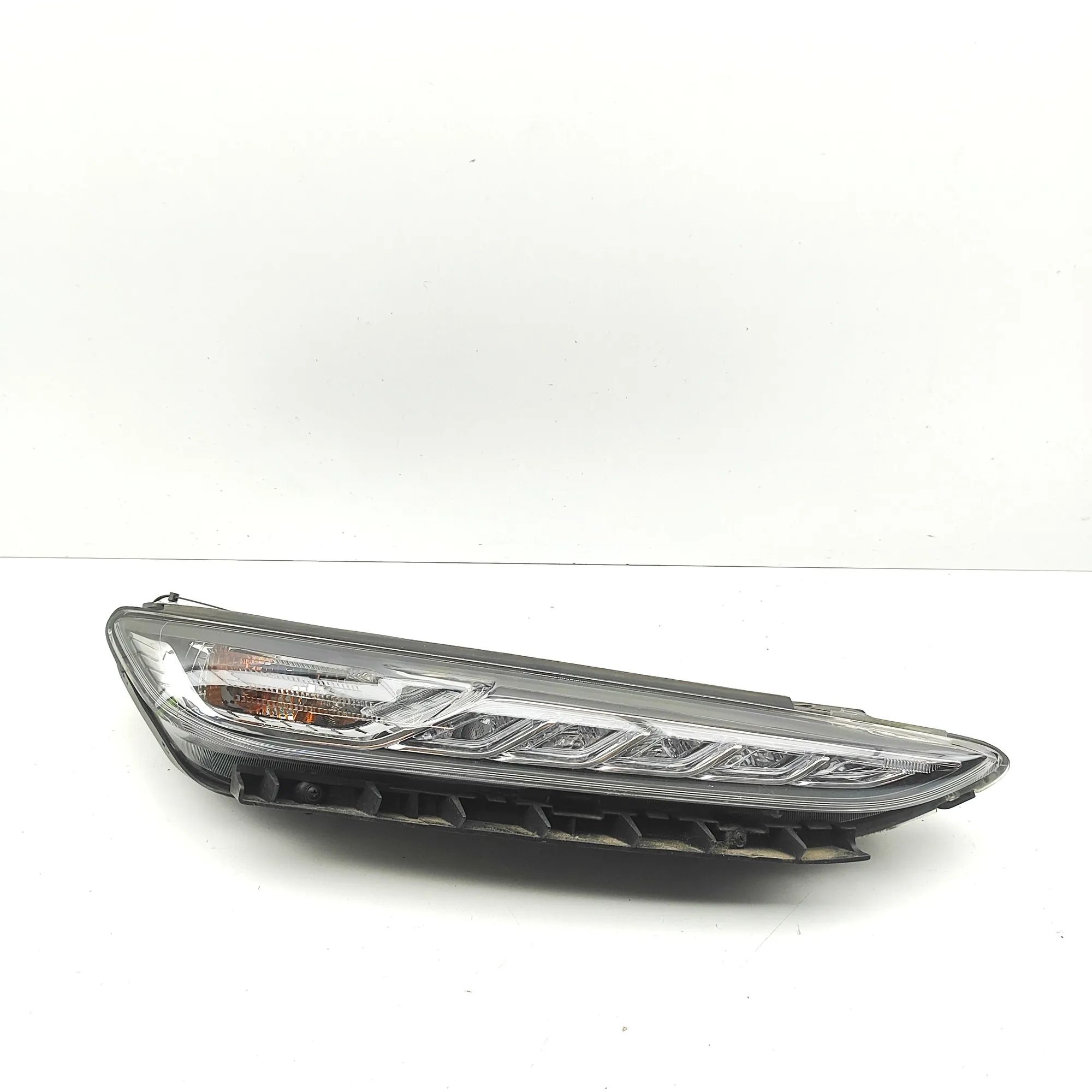 Hyundai Kona Front Right Headlight Front Right Headlight — HYUNDAI KONA (2017-...)...