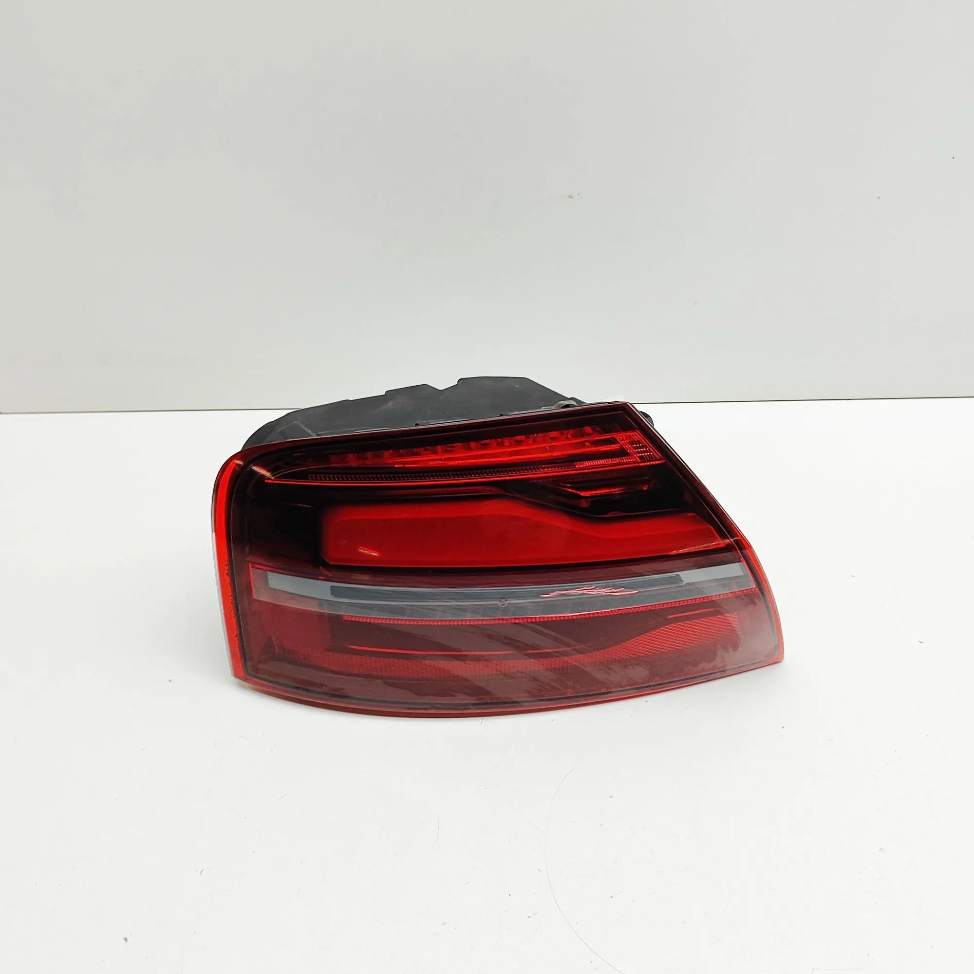 Audi A8 (D4) Rear Left Tail Light Rear Left Tail Light — AUDI A8 (D4 4H_) (2009-2...