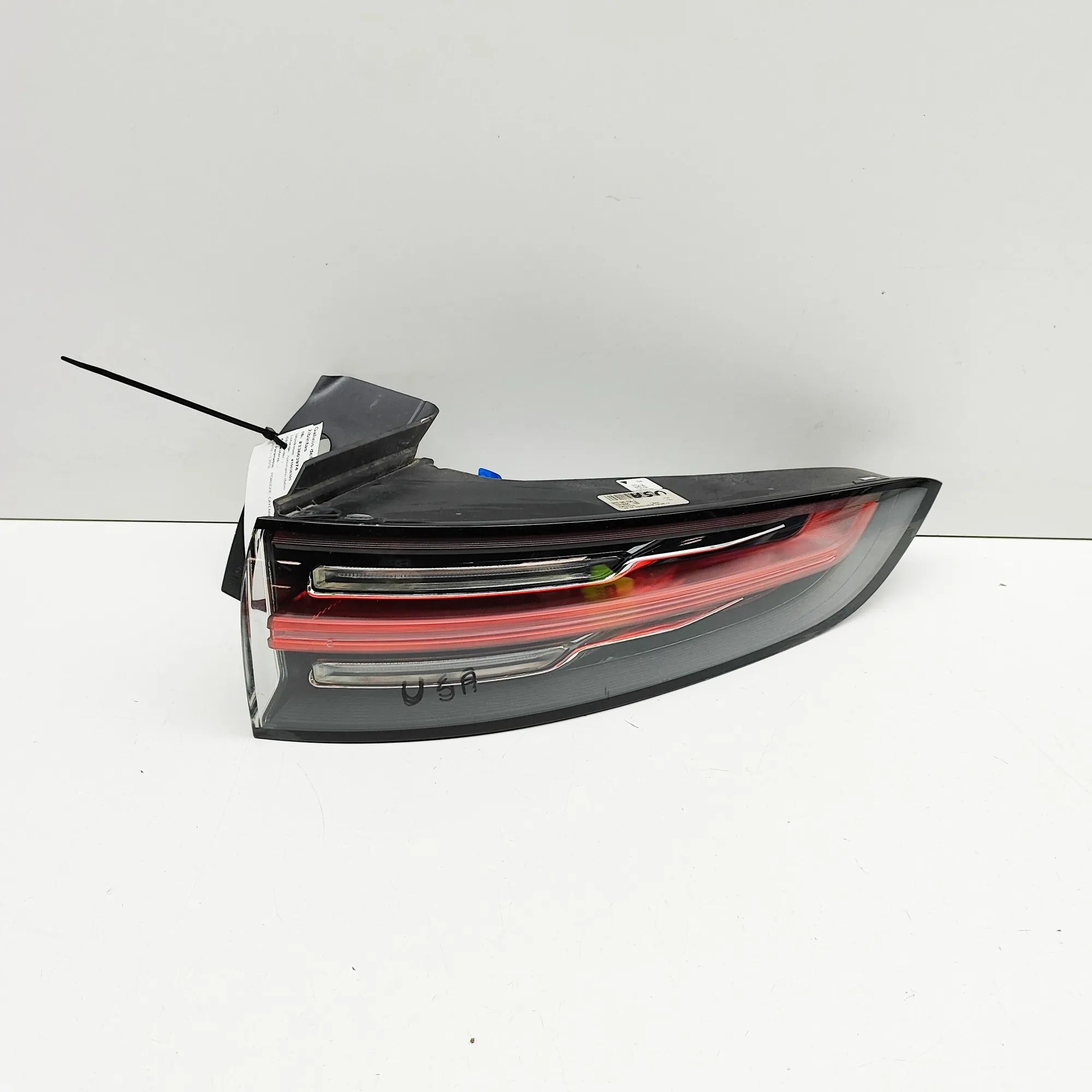 Porsche Cayenne Rear Right Tail Light Rear Right Tail Light — PORSCHE CAYENNE (9Y0/9Y...