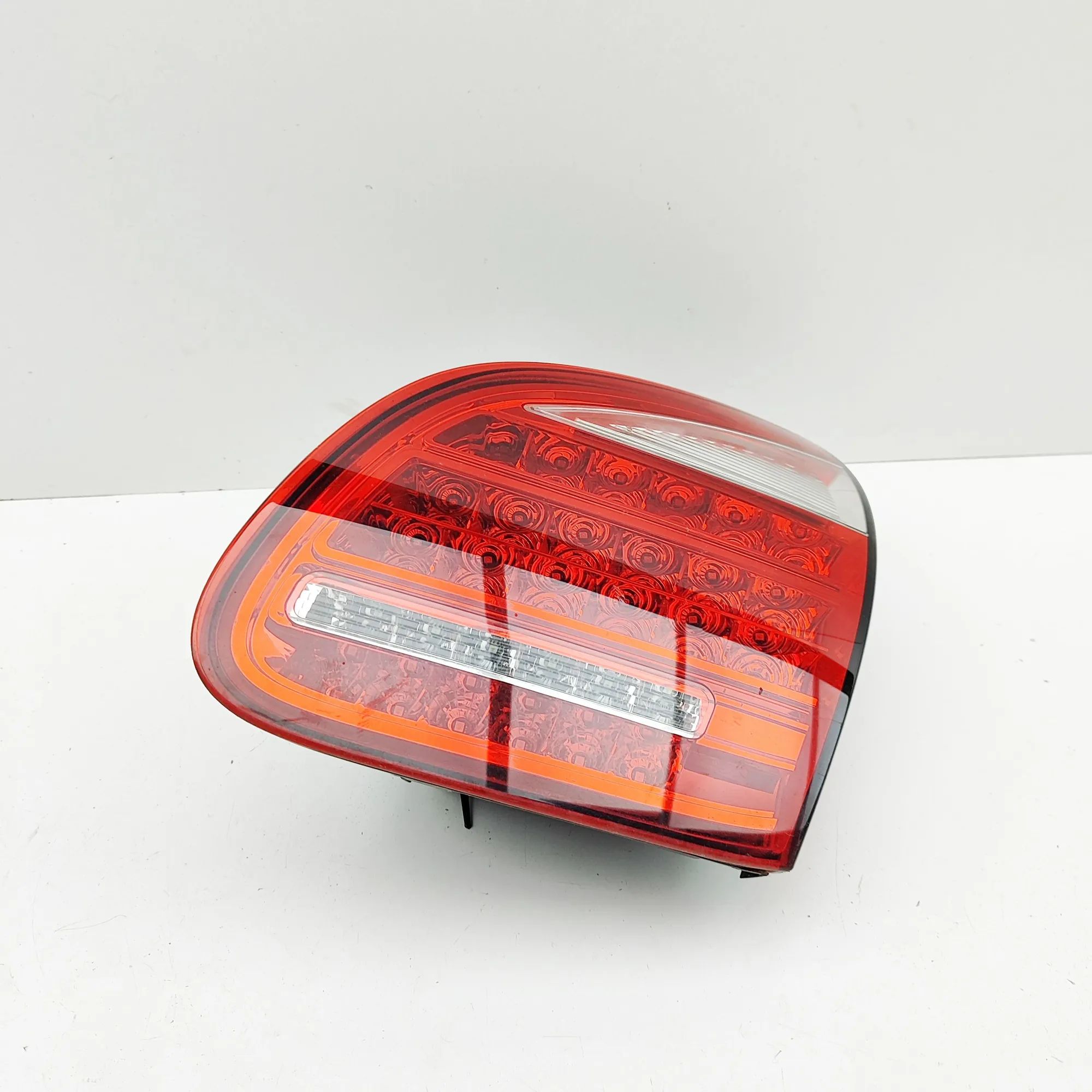 Porsche Cayenne Right Side Tailgate Tail Light Right Side Tailgate Tail Light — PORSCHE CAYENN...