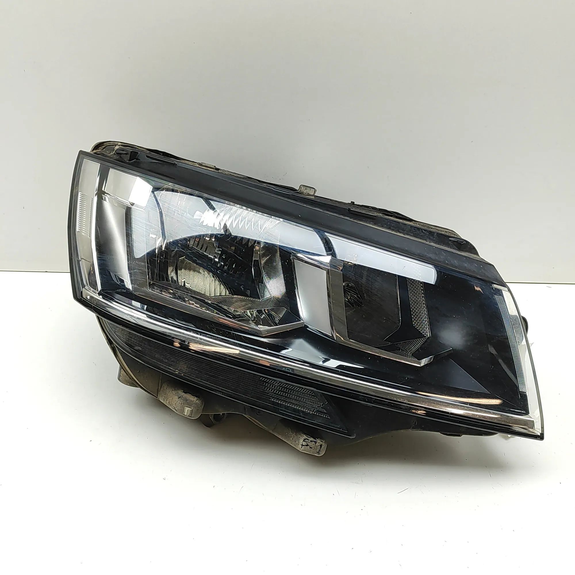 Volkswagen Transporter (T6, Caravelle, Multivan) Front Right Headlight Front Right Headlight — VW TRANSPORTER (VI T6 V...