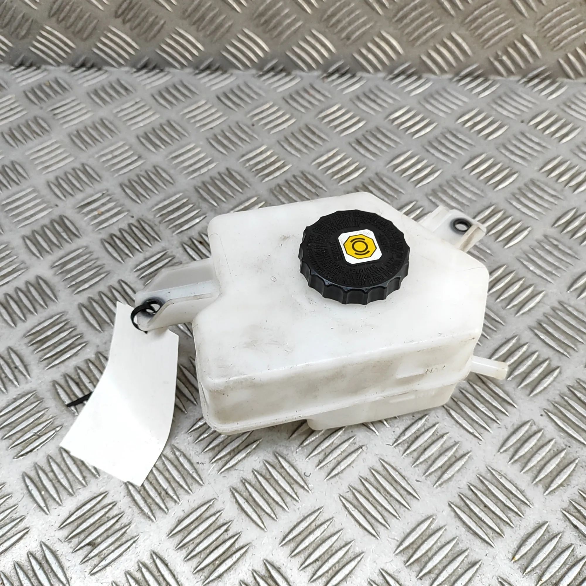 Lexus RX Brake Fluid Reservoir Brake fluid reservoir — LEXUS RX (_LA1_, _LH1_)...