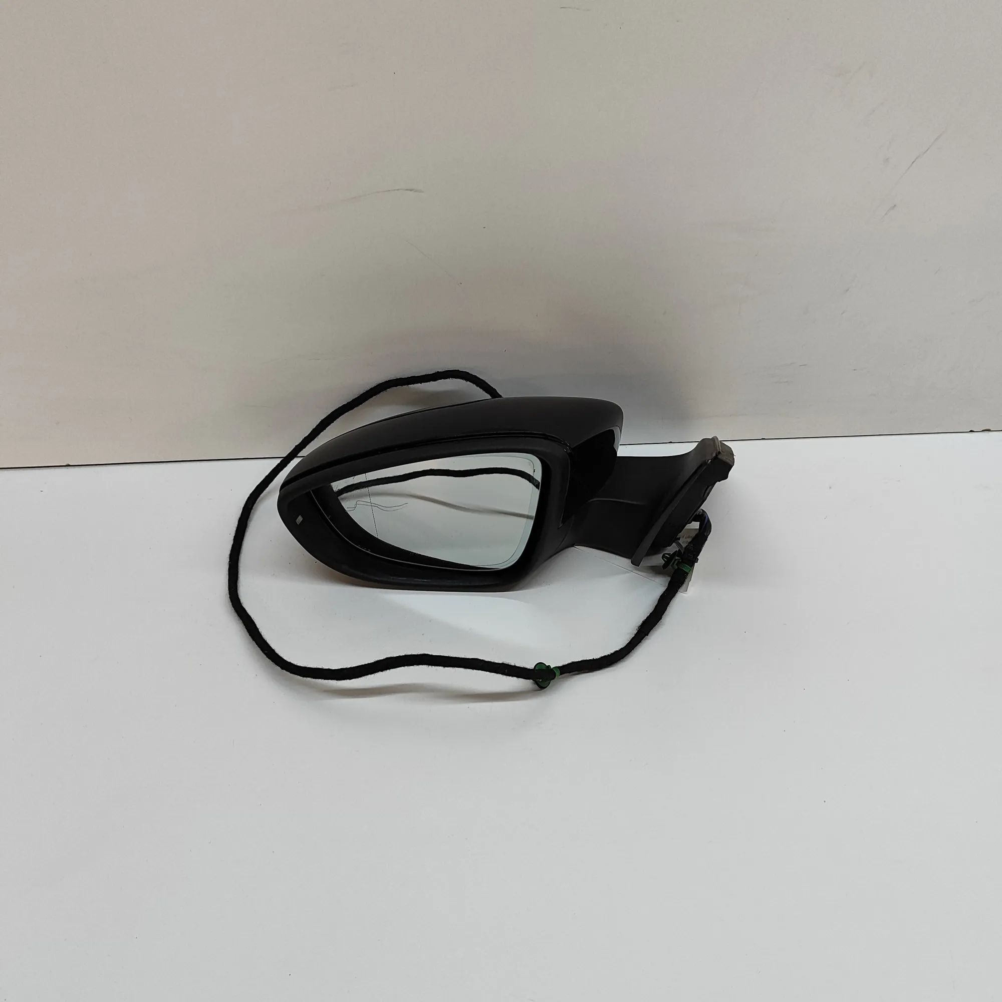 Volkswagen Passat (B7) Left Side Wing Mirror Left Side Wing Mirror — VW PASSAT (Variant B7 3...