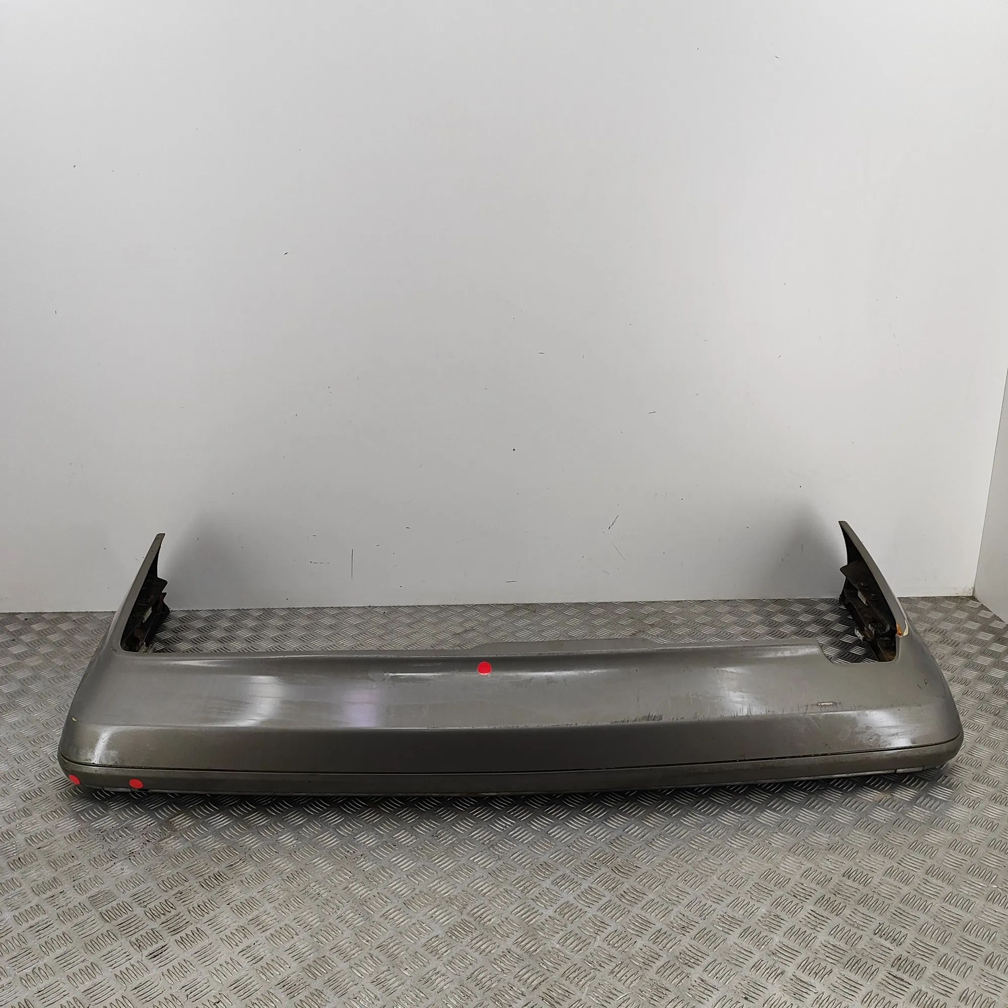 Mercedes-Benz 200 - 300 (W123) Bumper rear Bumper rear — MERCEDES BENZ S-CLASS (W126) (197...