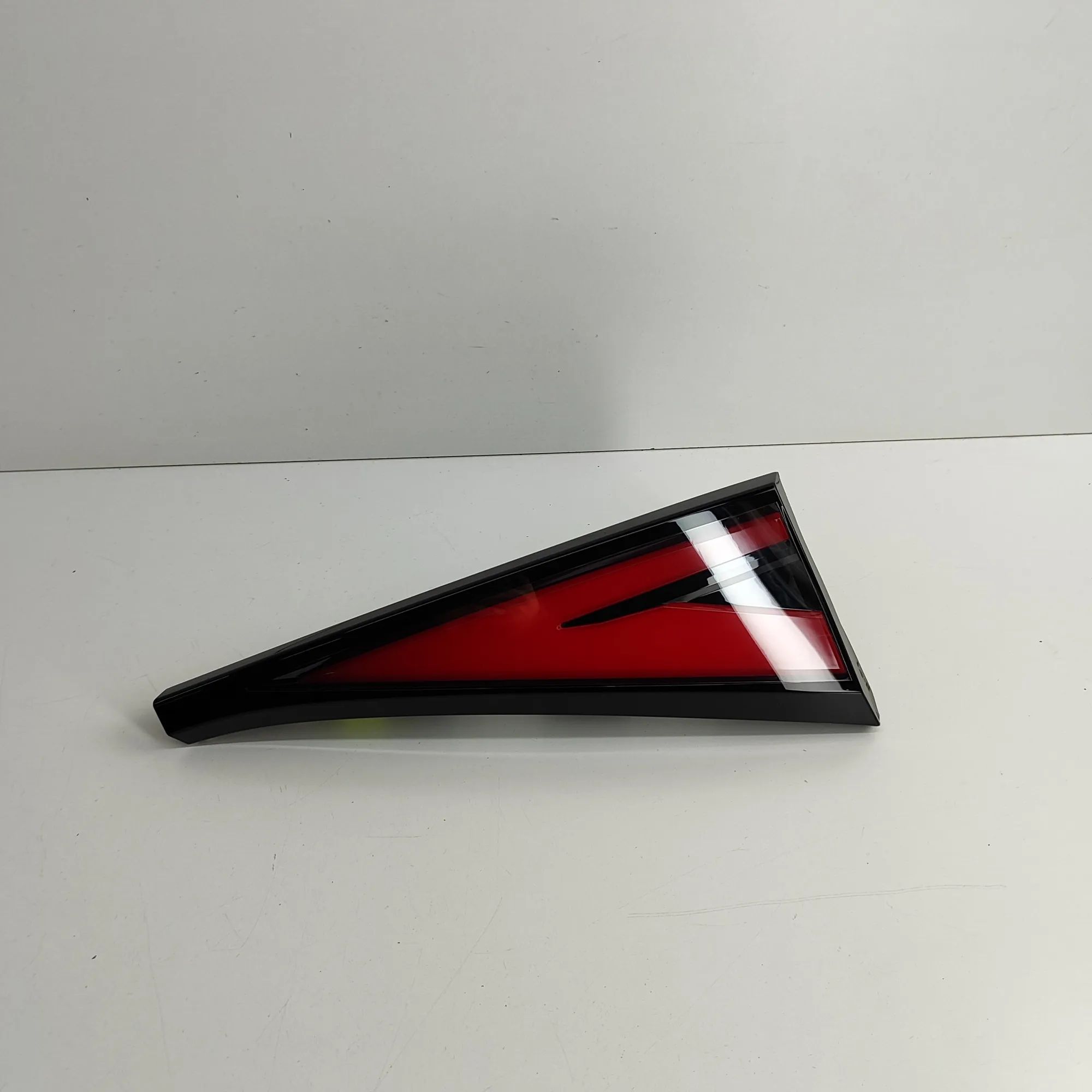 Kia Sportage Right Side Tailgate Tail Light Right Side Tailgate Tail Light — KIA SPORTAGE (...