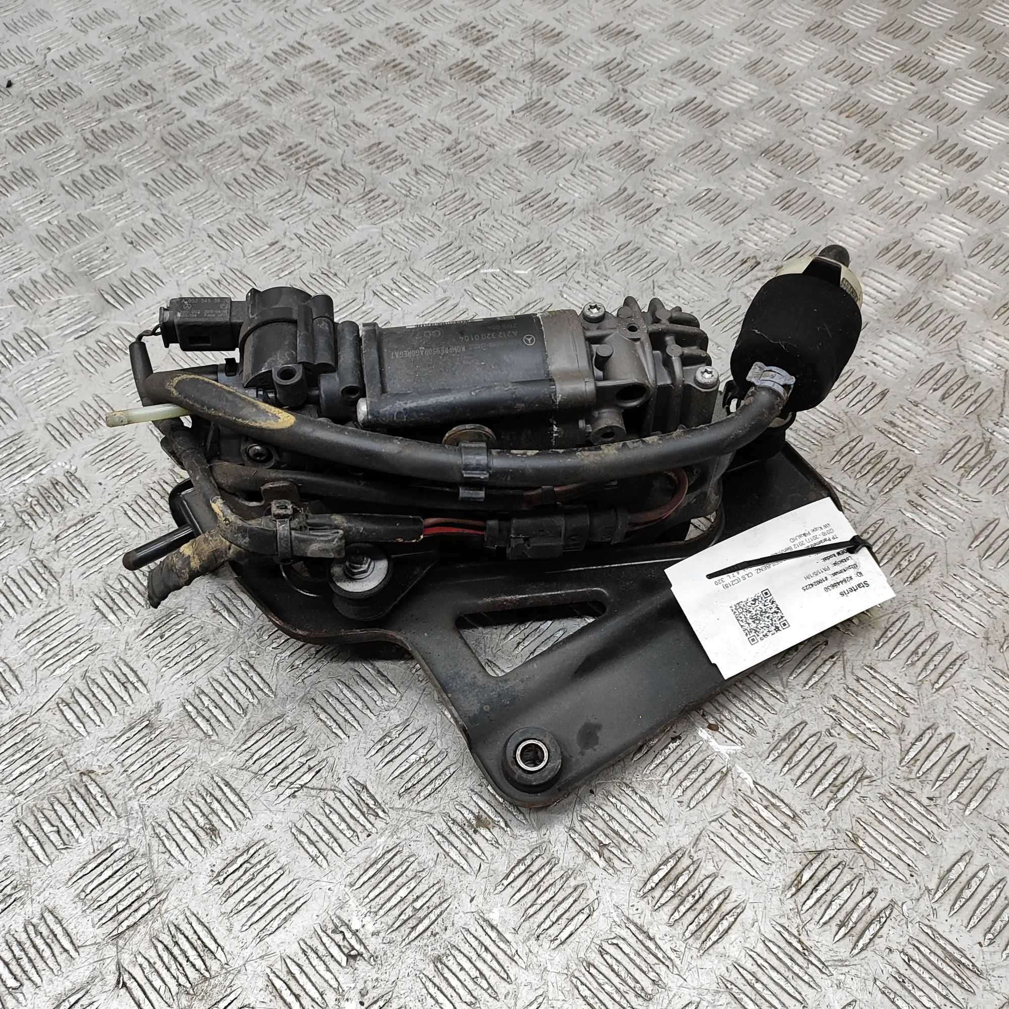 Mercedes-Benz CLS (C218) Air Suspension Compressor Air suspension compressor — MERCEDES BENZ CLS (...