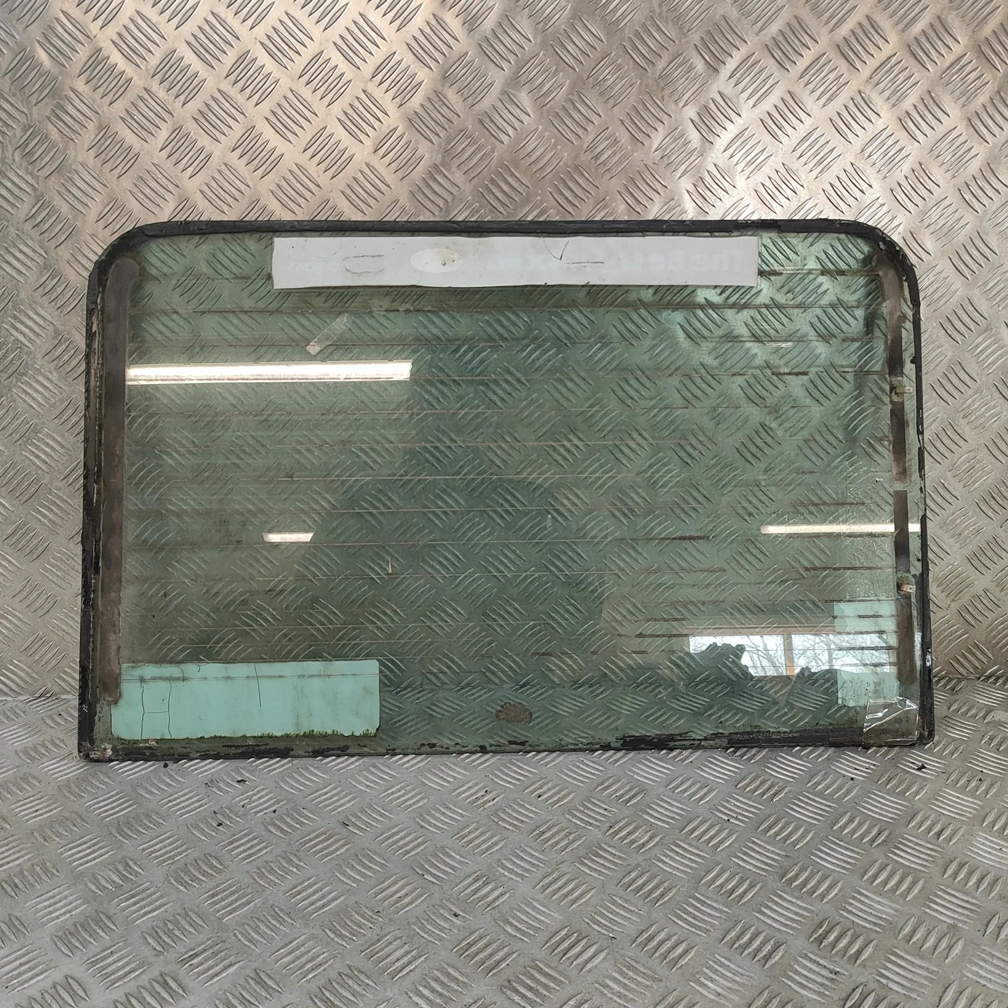 Land Rover Defender Rear Window glass Rear window glass — LAND ROVER DEFENDER (L315) ...