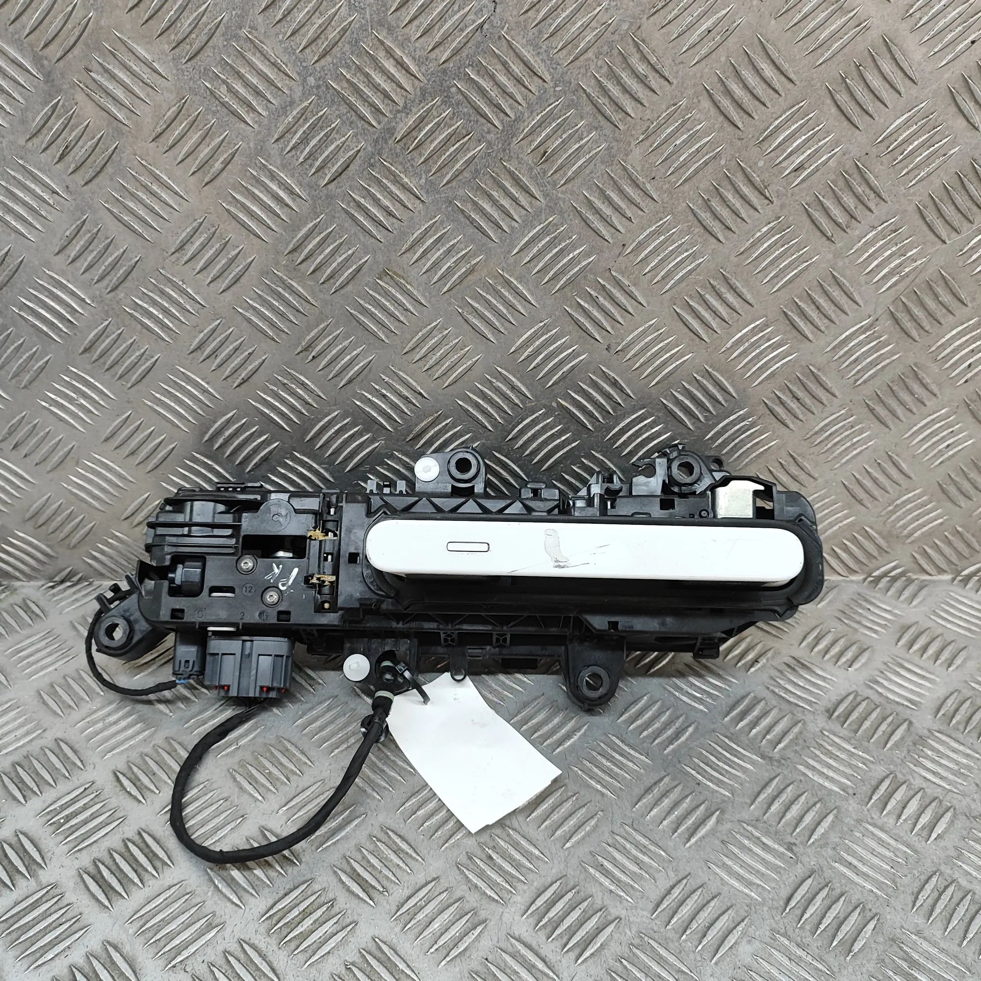 Land Rover Range Rover Sport (L461) Exterior door handle — front left Exterior door handle — front left — LAND ROVER ...