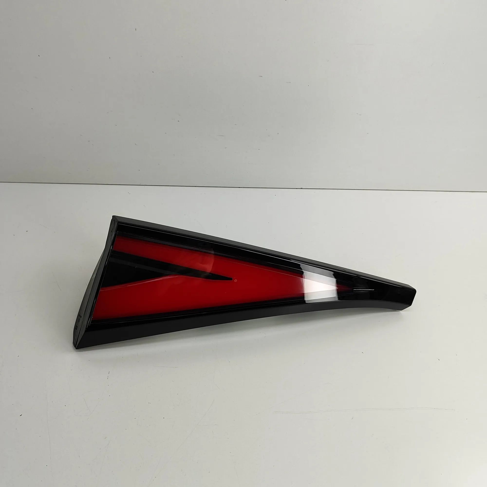 Kia Sportage Left Side Tailgate Tail Light Left Side Tailgate Tail Light — KIA SPORTAGE (V...