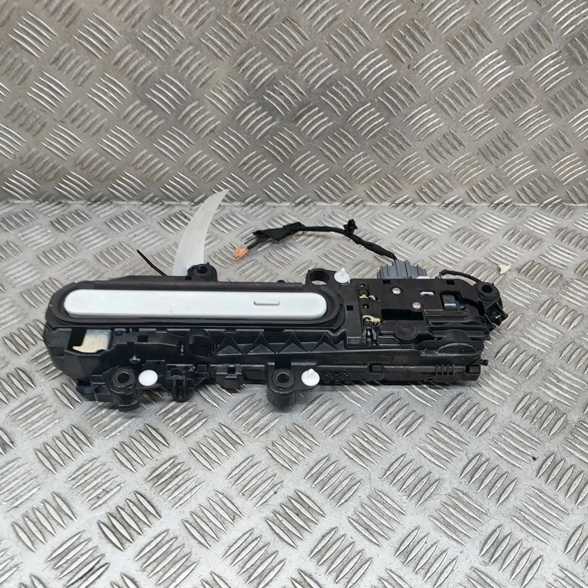 Land Rover Range Rover Sport (L461) Exterior door handle — rear left Exterior door handle — rear left — LAND ROVER R...