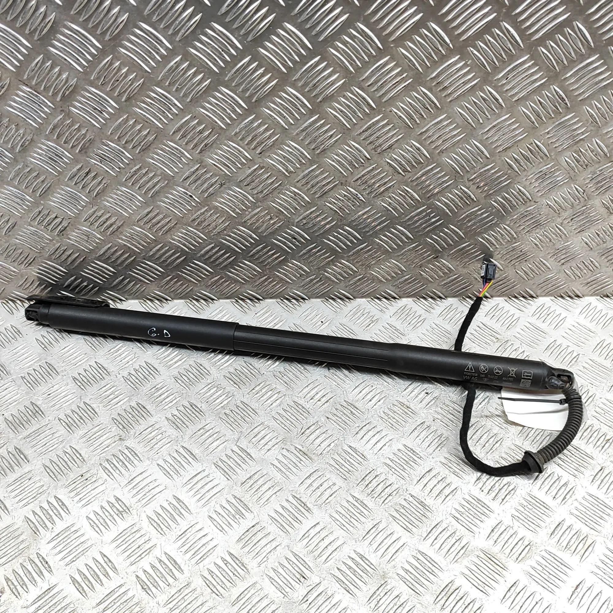 Porsche Cayenne Right Side Tailgate Gas Strut Right Side Tailgate Gas Strut — PORSCHE CAYENNE...