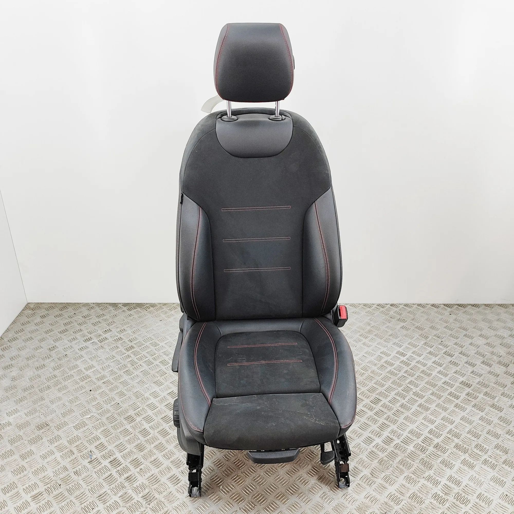 Mercedes-Benz GLA (X156) Front Right Seat Front right seat — MERCEDES BENZ GLA (H247) (20...
