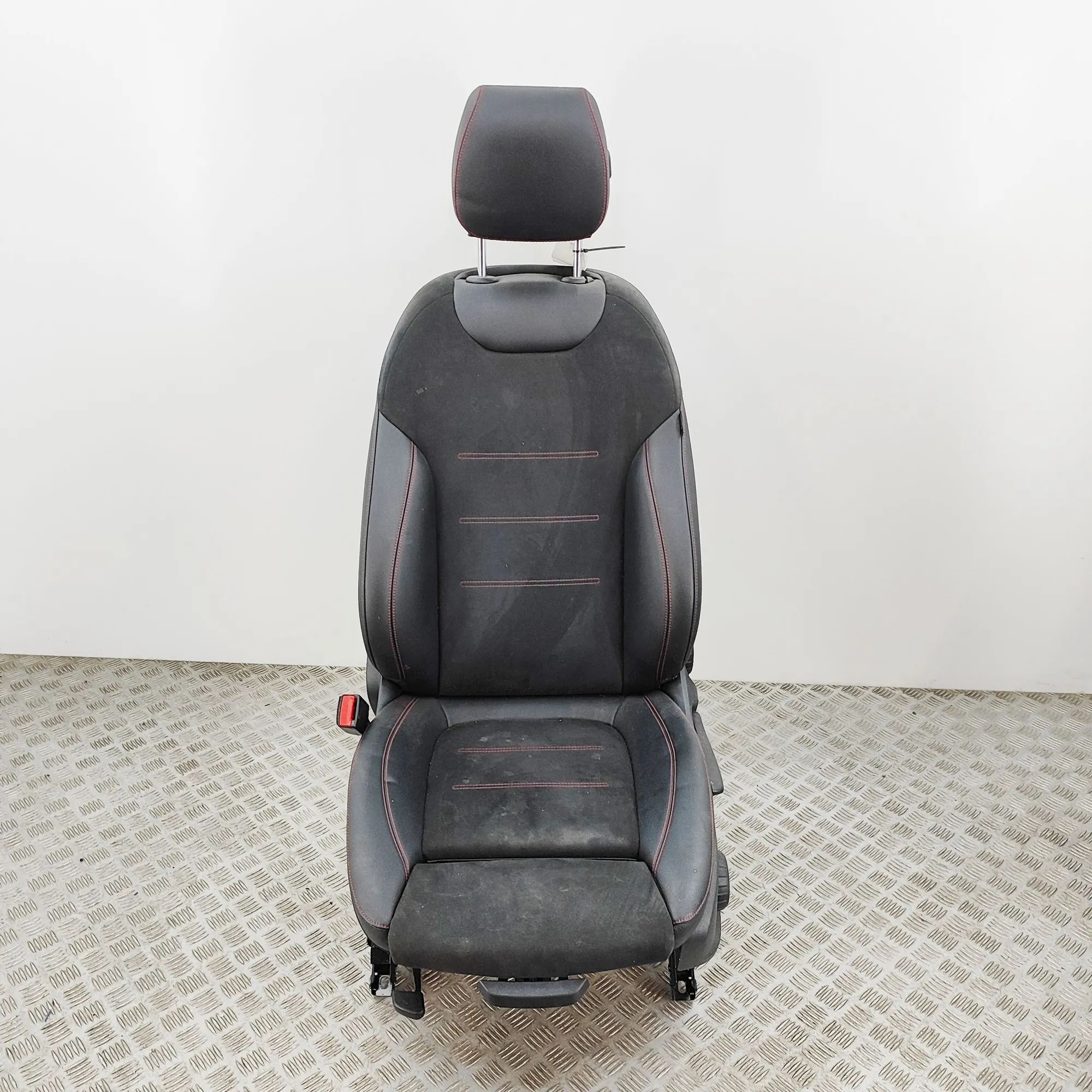 Mercedes-Benz GLA (X156) Front Left Seat Front left seat — MERCEDES BENZ GLA (H247) (202...