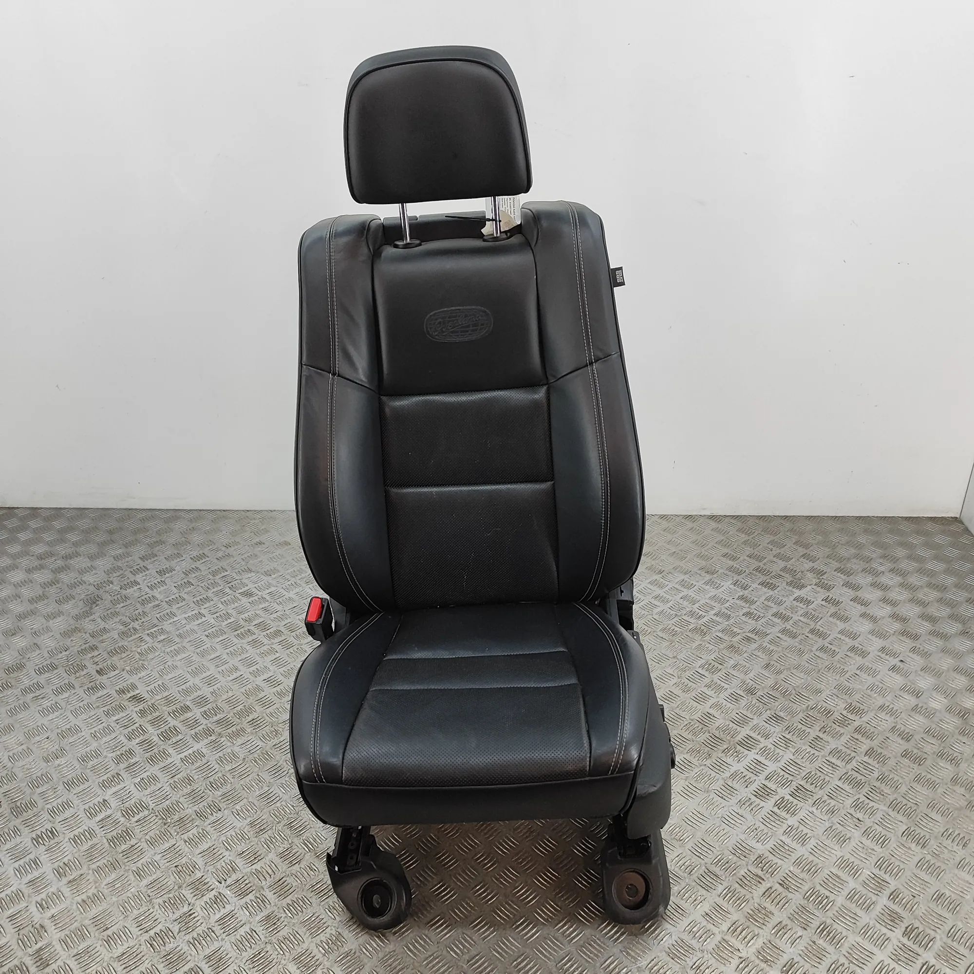 Jeep Grand Cherokee (WK) Front Left Seat Front left seat — JEEP GRAND CHEROKEE (IV WK, W...