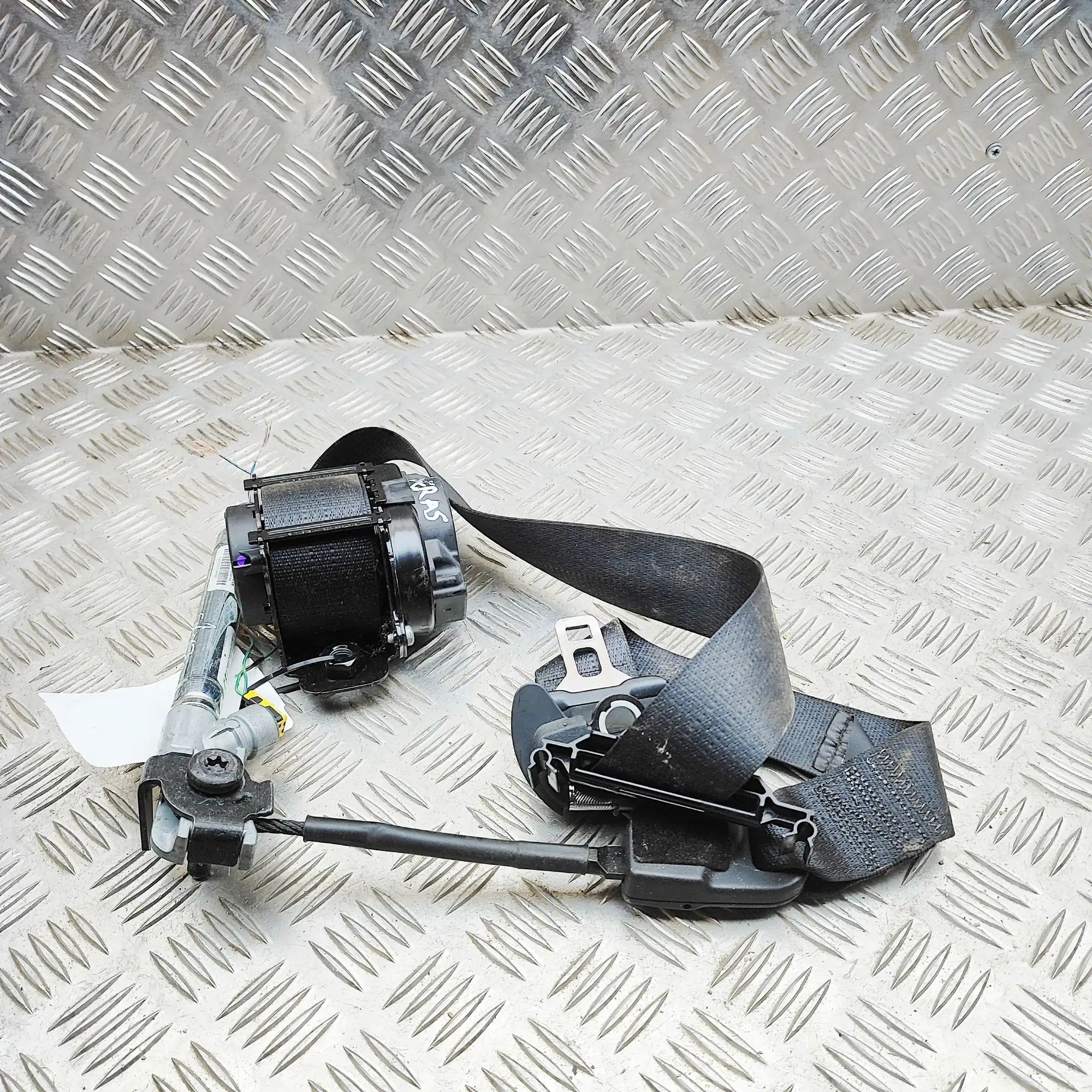 Jeep Cherokee (KL) Front Left Seatbelt Front Left Seatbelt — JEEP CHEROKEE (KL) (2013-...