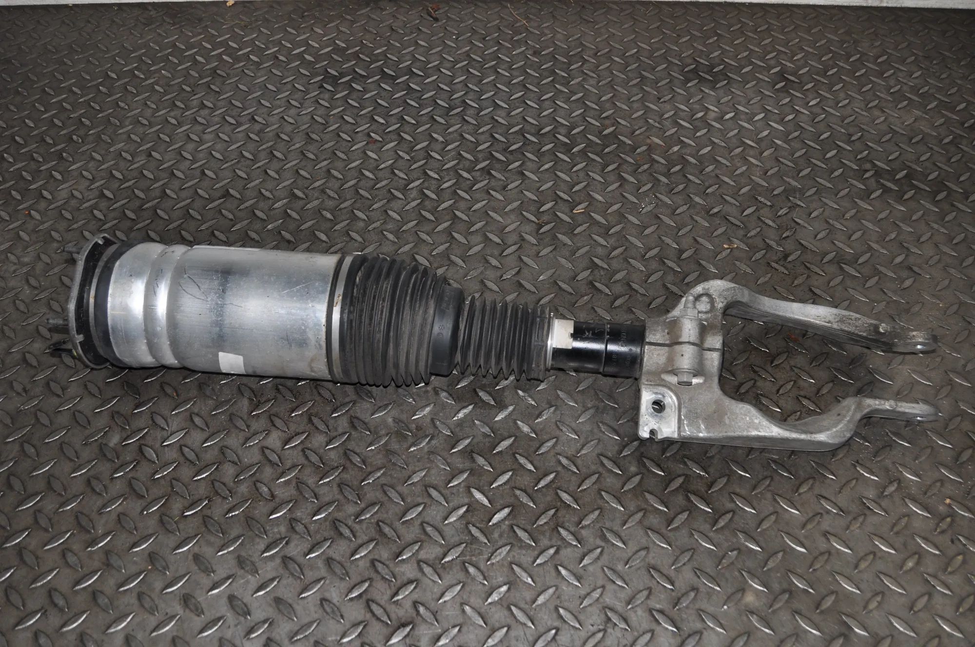 Land Rover Discovery Front Left Air Shock Absorber Front Left Air Shock Absorber — LAND ROVER DISC...
