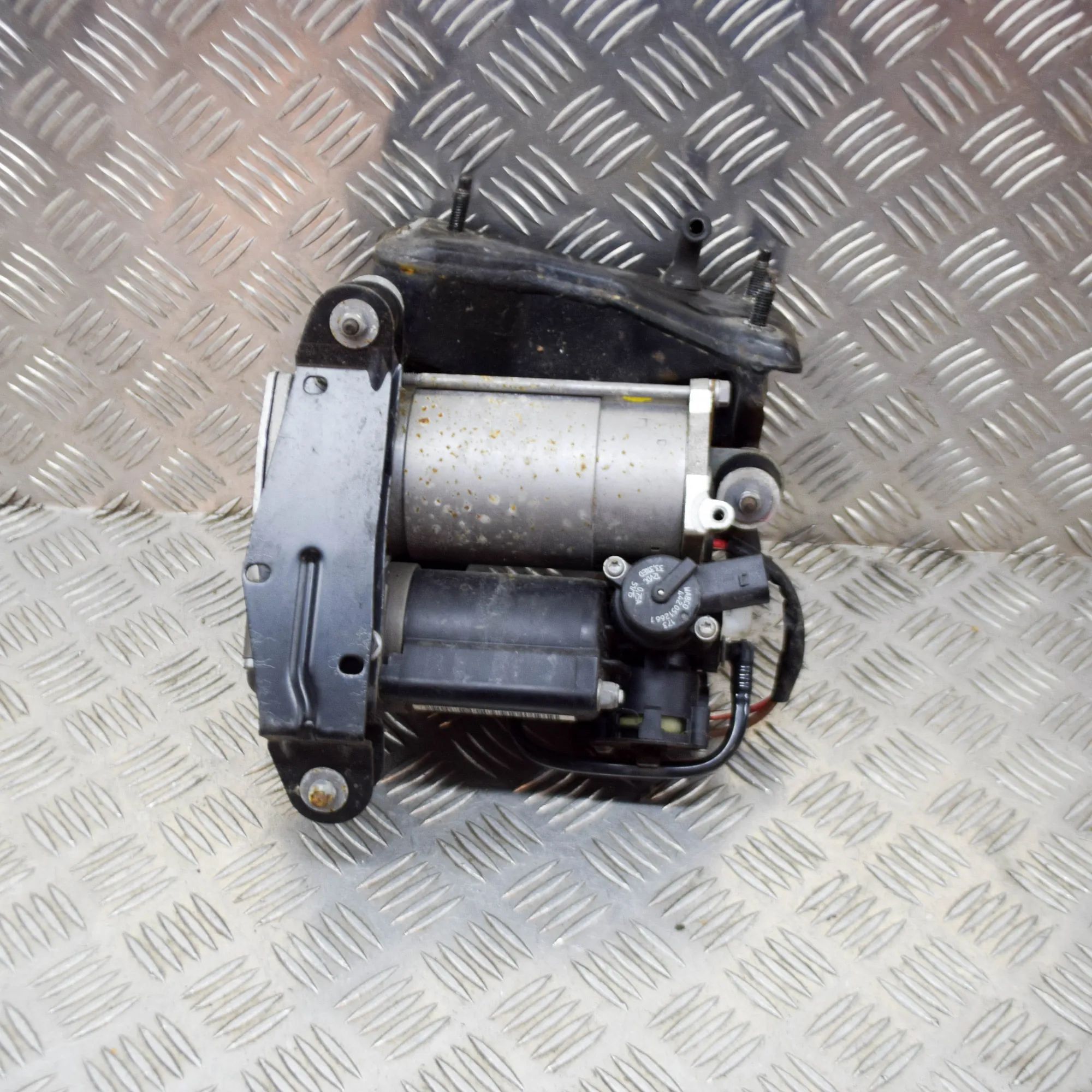 Jaguar XJ (X308) Air Suspension Compressor Air suspension compressor — JAGUAR XJ (X350) (2...