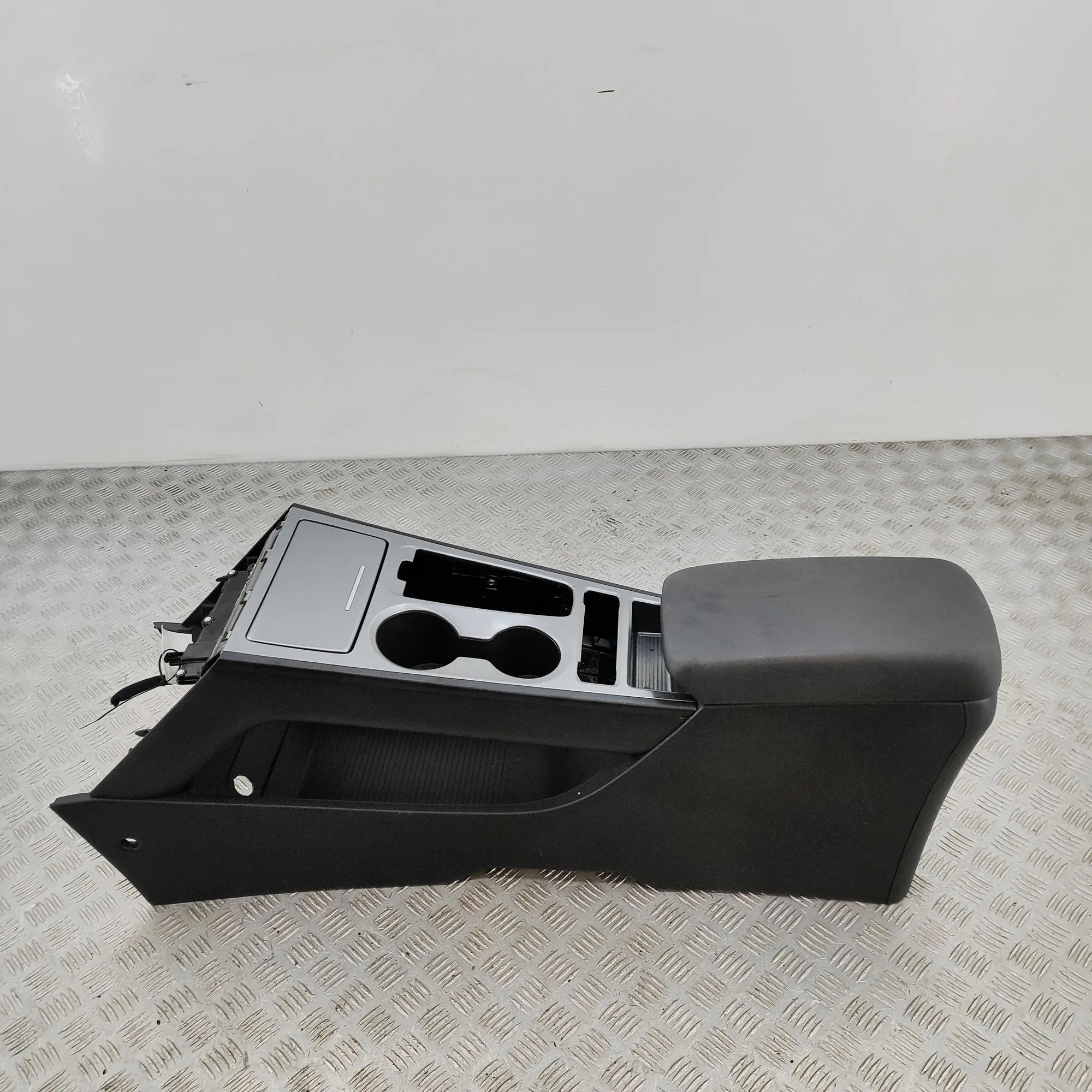 Hyundai Kona center console center Console — HYUNDAI KONA (2017-...) — 8461...