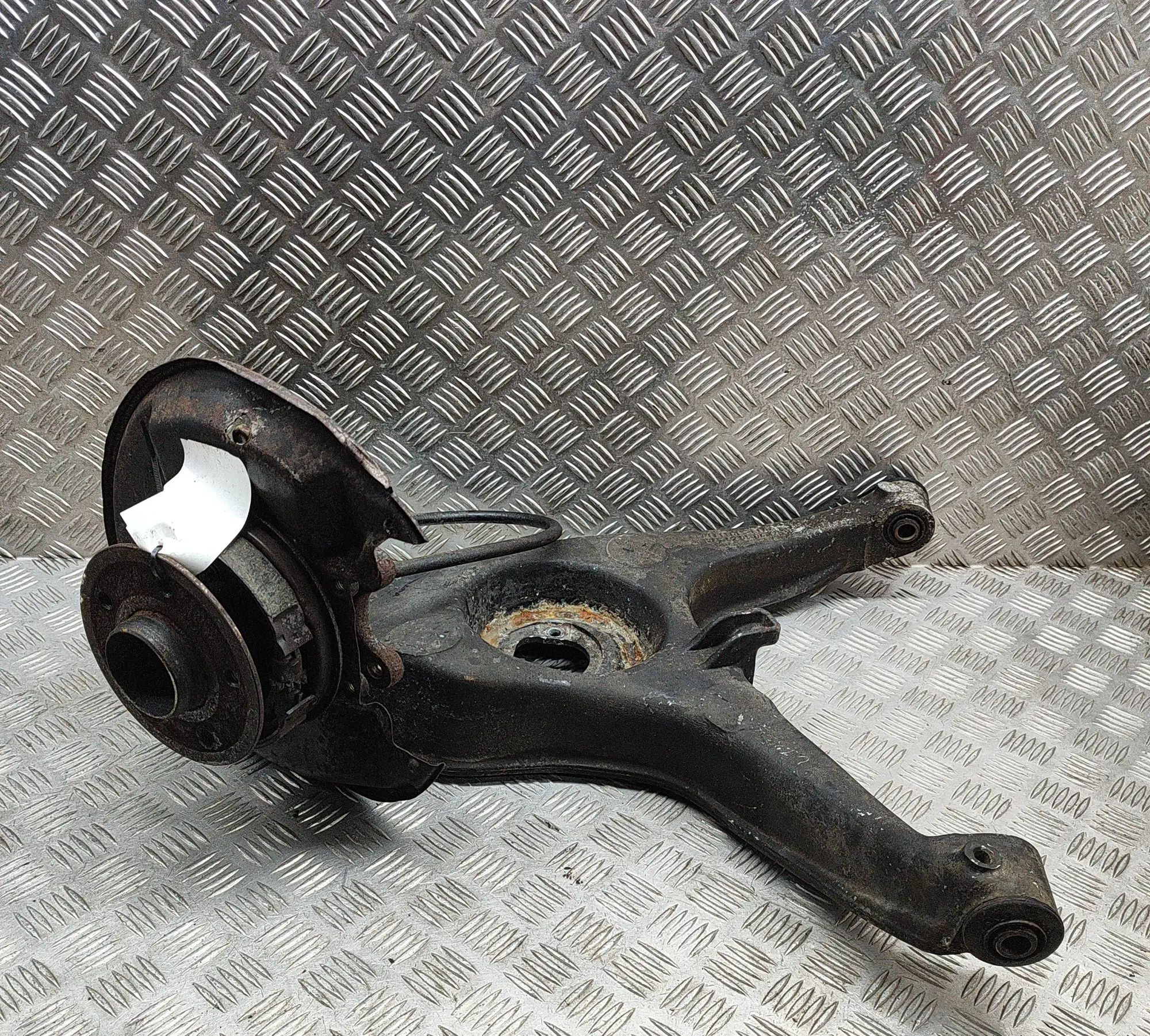 Mercedes-Benz 200 - 300 (W123) Rear Right Wheel Hub Rear Right Wheel Hub — MERCEDES BENZ S-CLASS (W...
