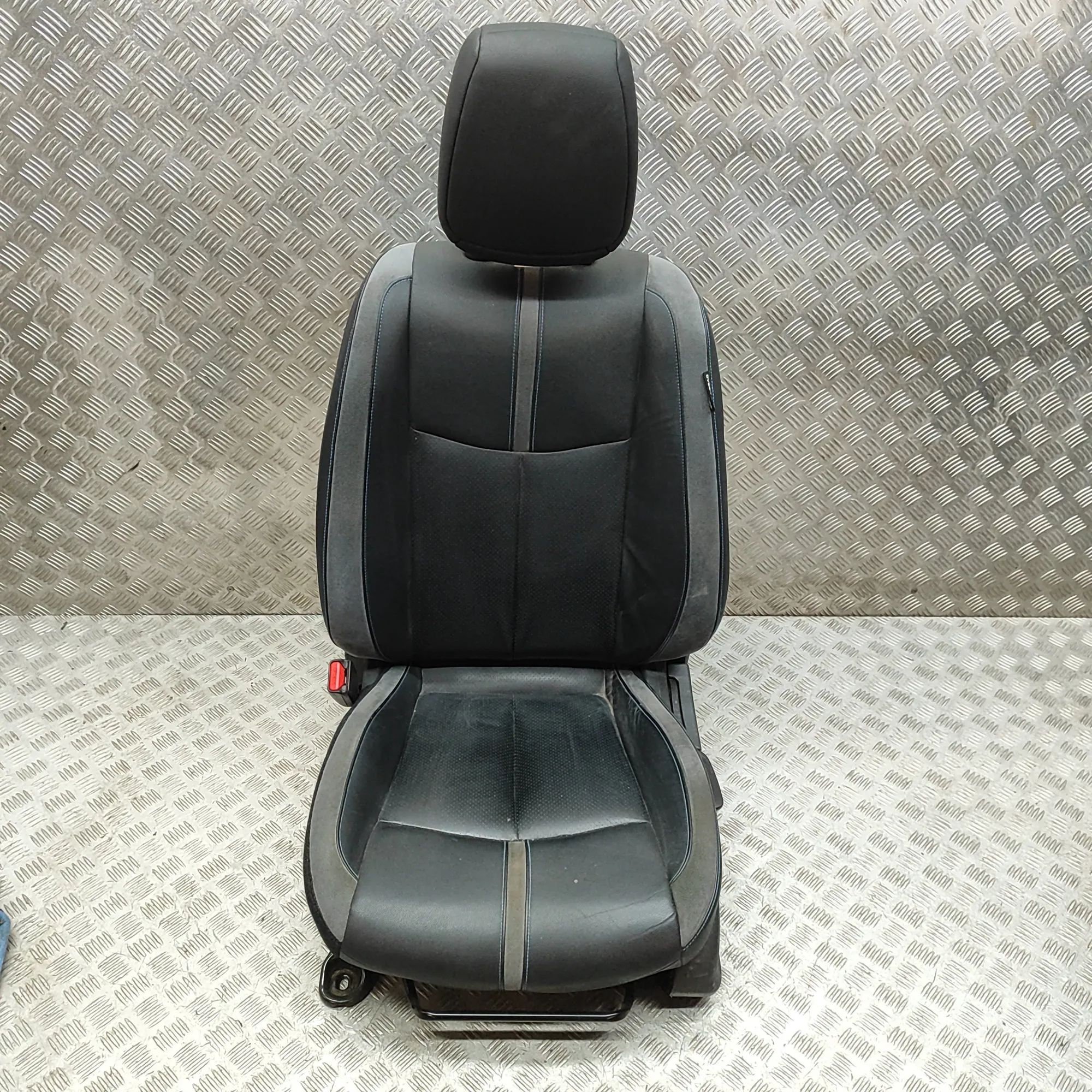 Nissan Leaf Front Left Seat Front left seat — NISSAN LEAF (ZE1) (2017-...) ...