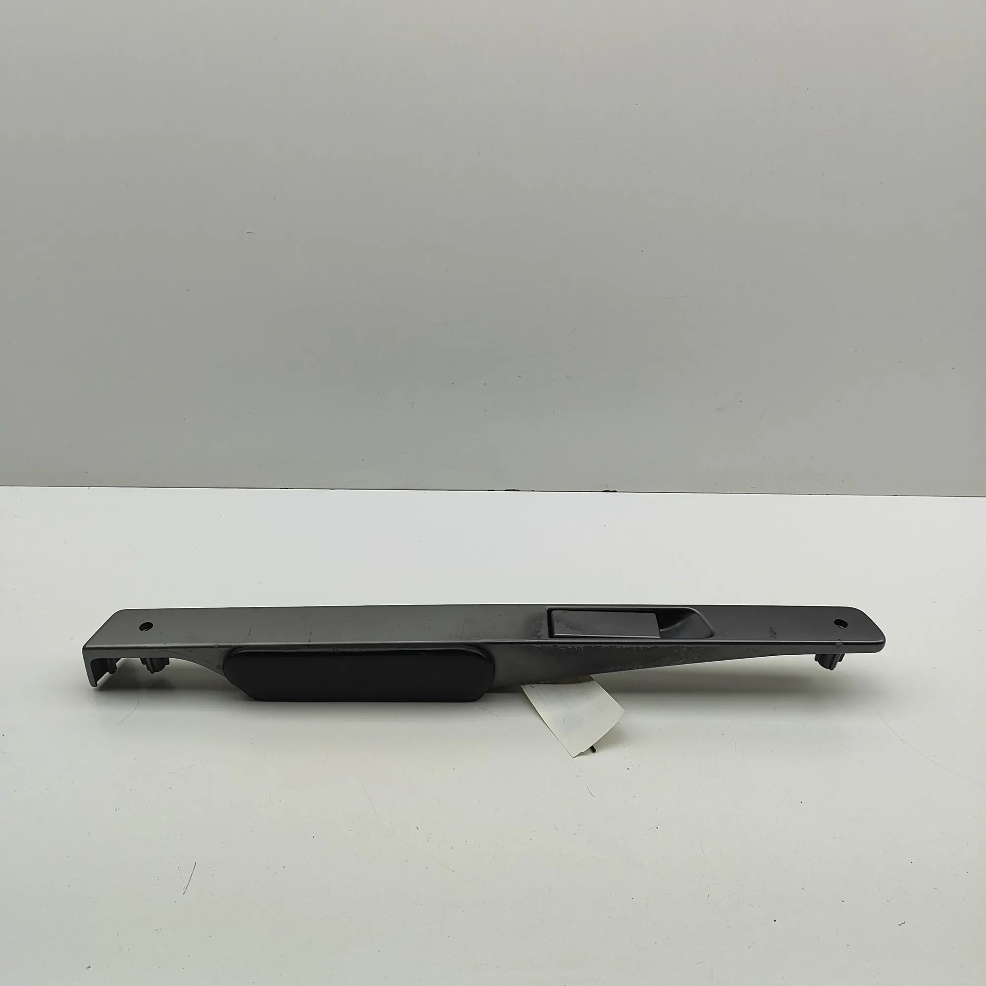 Door panel trim — front right Brand/Model: ASTON MARTIN VANTAGE
Year: 2006
En...