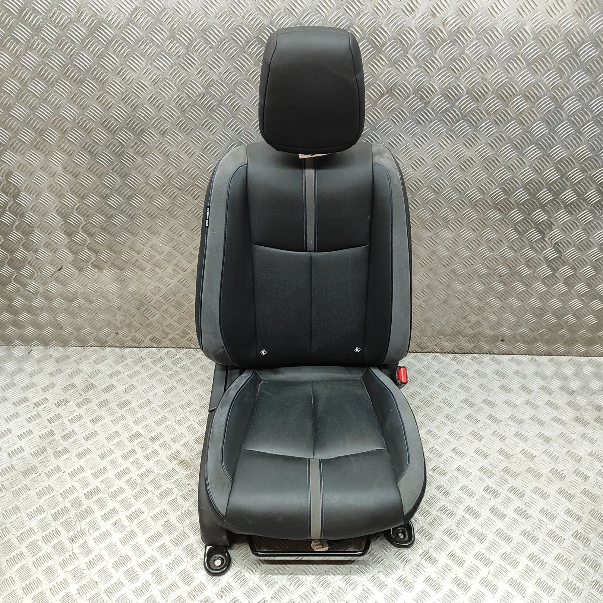 Nissan Leaf Front Right Seat Front right seat — NISSAN LEAF (ZE1) (2017-...)...