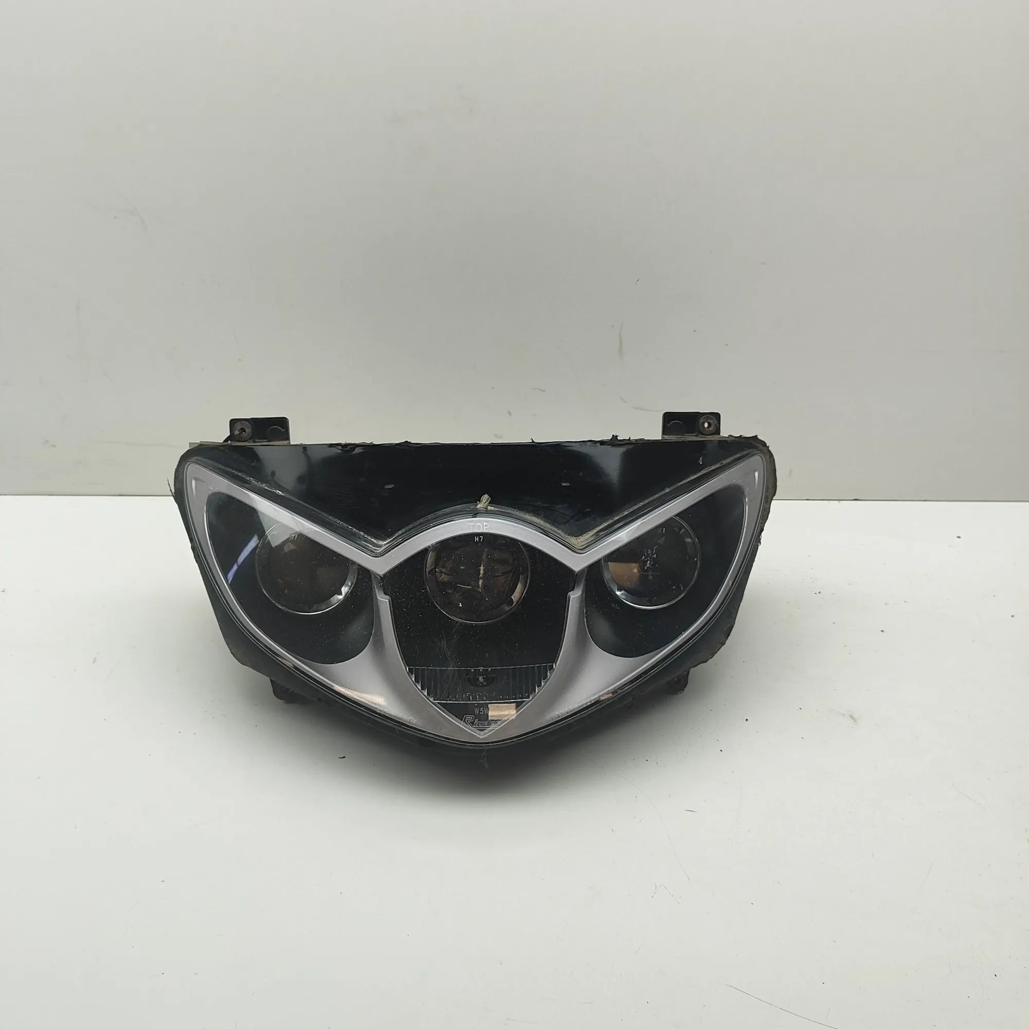 Front light headlight Brand/Model: TRIUMPH SPRINT
Year: 2009
Engine: ...
