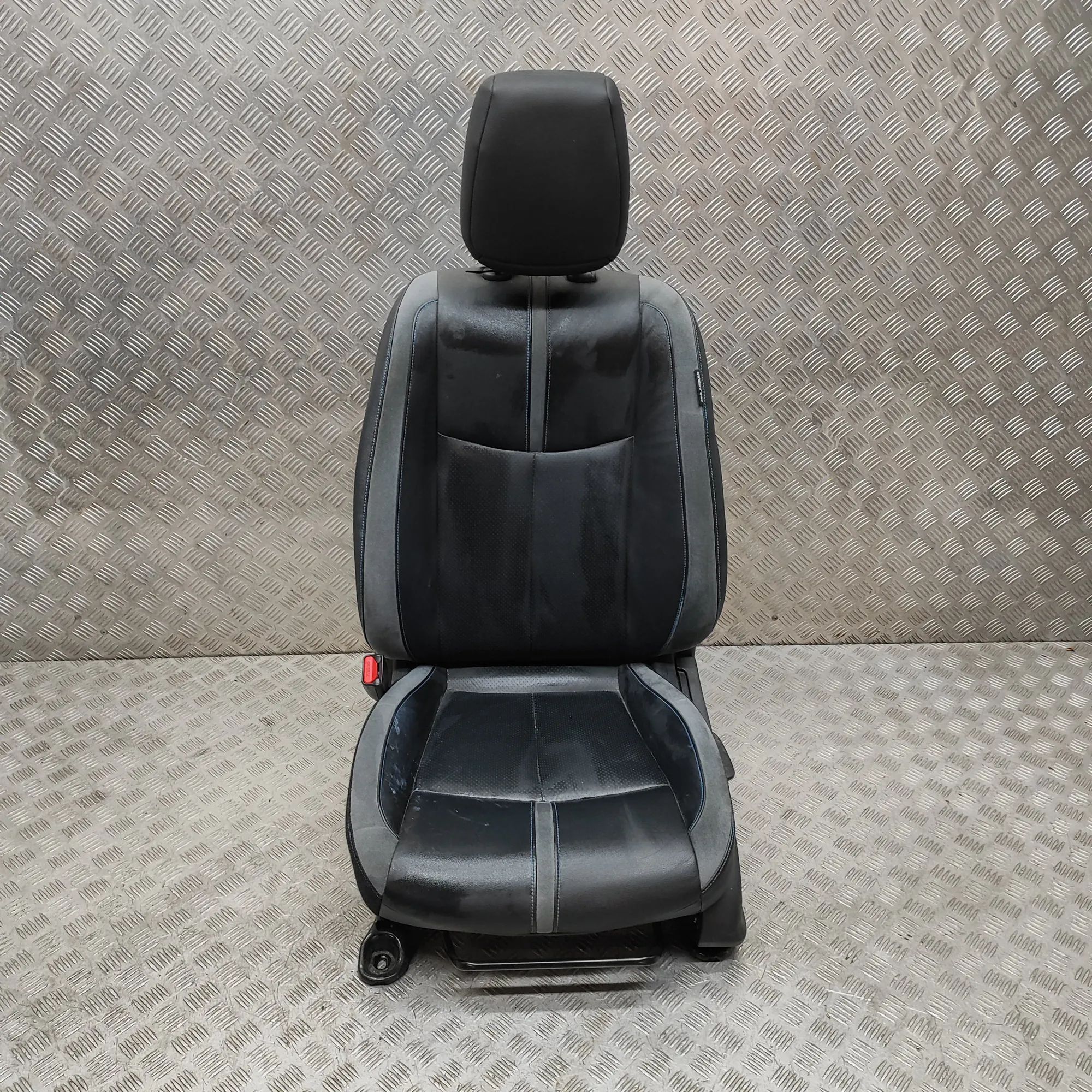 Nissan Leaf Front Left Seat Front left seat — NISSAN LEAF (ZE1) (2017-...) ...